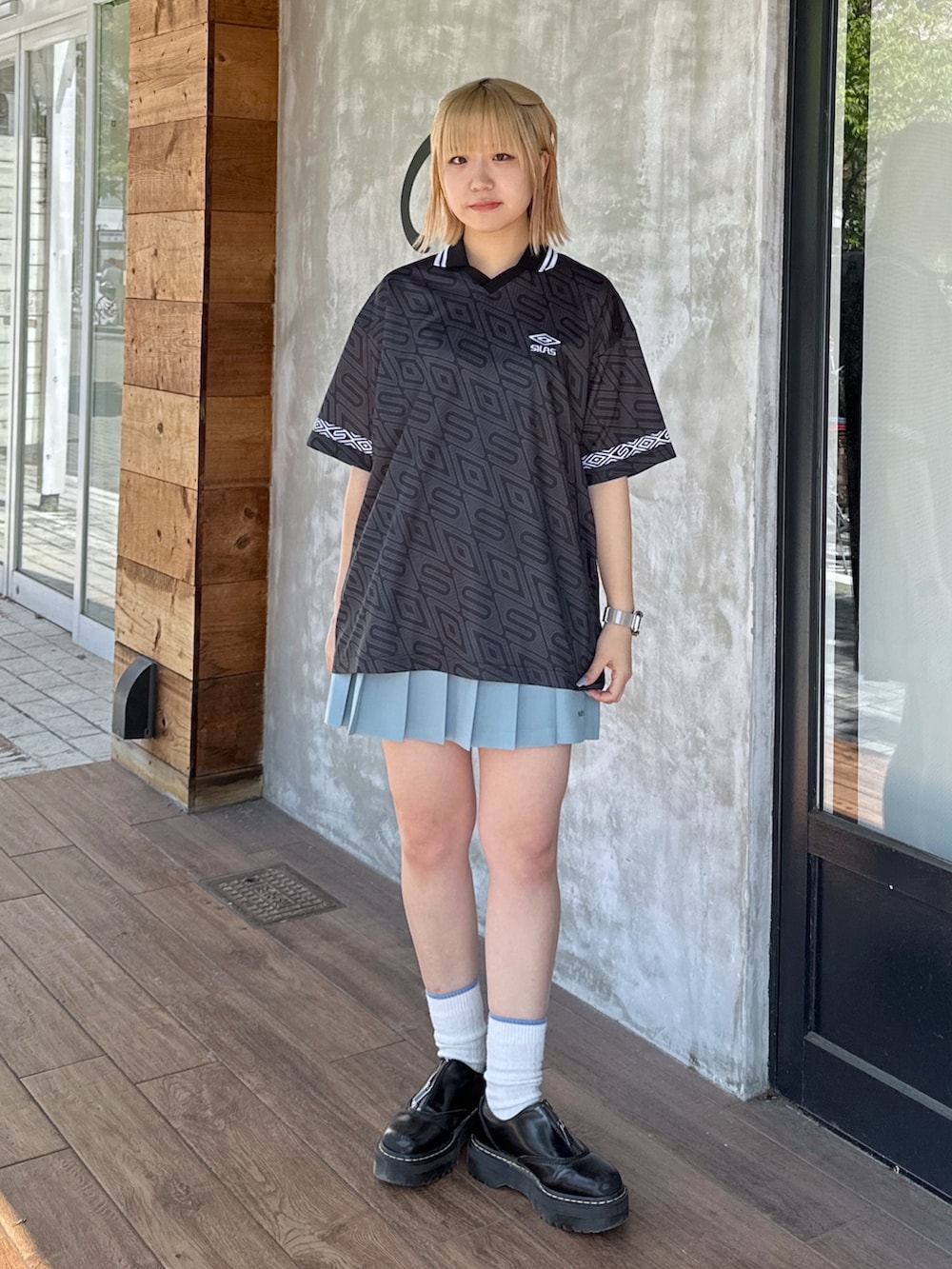 「ショルダーバッグ、休日スタイル、スポーツミックス、おでかけコーデ、ストリート、デートコーデ、メンズライク、プリーツスカート、スカート、お洒落さんとつながりたい、ootd、春夏コーデ、夏コーデ、夏だ！Tシャツ着よう！」｜「SILASのSILAS × UMBRO GAME SHIRT（シャツ/ブラウス、ブラック系）」を使った、ゆんさん（レディース・159cm）の春コーディネートの3枚目の写真