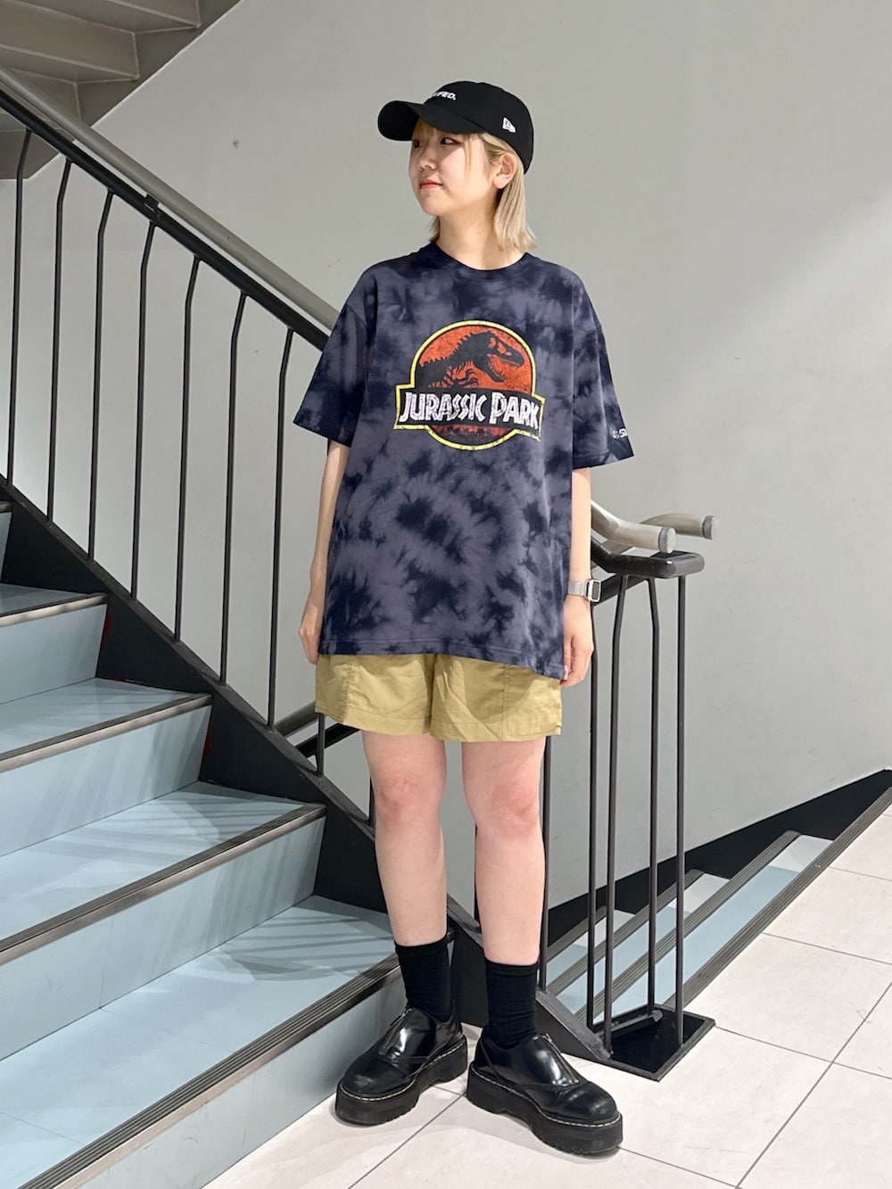 ブラック系のTシャツ/カットソー、ベージュ系のその他パンツ、ブラック系のメッセンジャーバッグを着用したレディースの春コーディネートの4枚目の写真