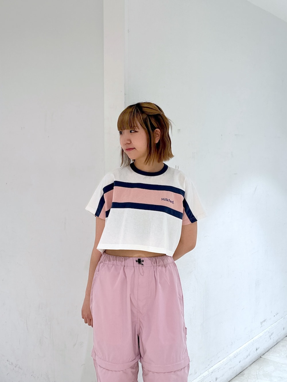「パステルカラー、お出かけコーデ、ピンク、シンプルコーデ、Coming soon...、春色、大人カジュアル、アウトドアスタイル、ショルダーバッグ、休日スタイル、ストリート、おしゃれさんと繋がりたい、ootd、カジュアルガーリー、夏だ！Tシャツ着よう！」｜「MILKFED.のPANELED S/S TOP（Tシャツ/カットソー、ホワイト系）」を使った、ゆんさん（レディース・159cm）の春コーディネートの7枚目の写真