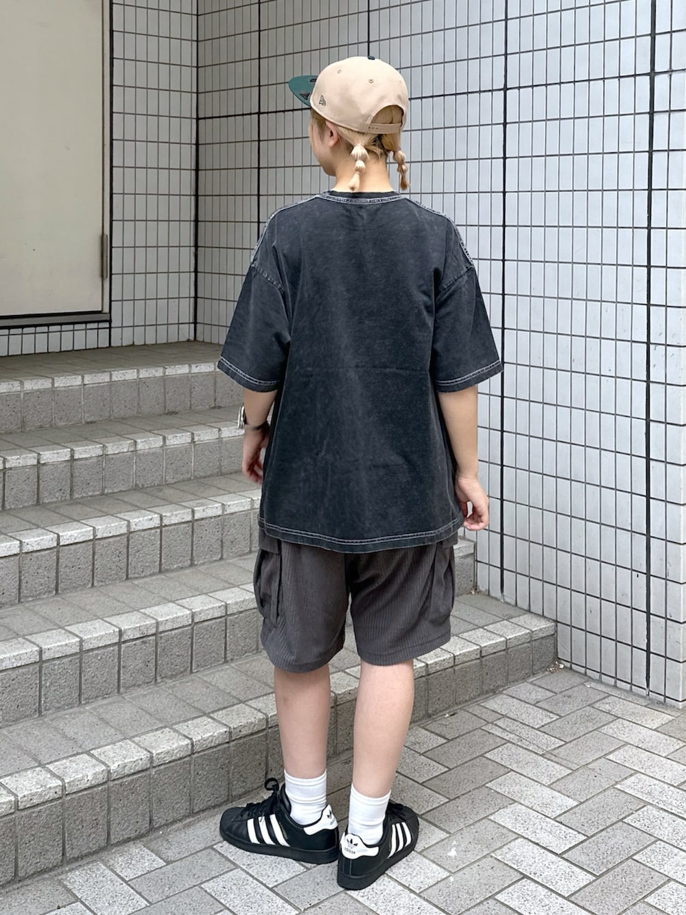 グレー系のTシャツ/カットソー、グレー系のその他パンツ、ベージュ系のキャップを着用したレディースの春コーディネートの2枚目の写真