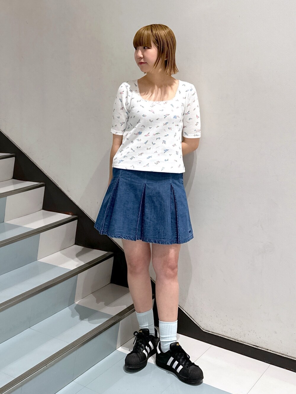 ブルー系のシャツ/ブラウス、ブラック系のショルダーバッグ、ホワイト系のTシャツ/カットソーを着用したレディースの春コーディネートの5枚目の写真