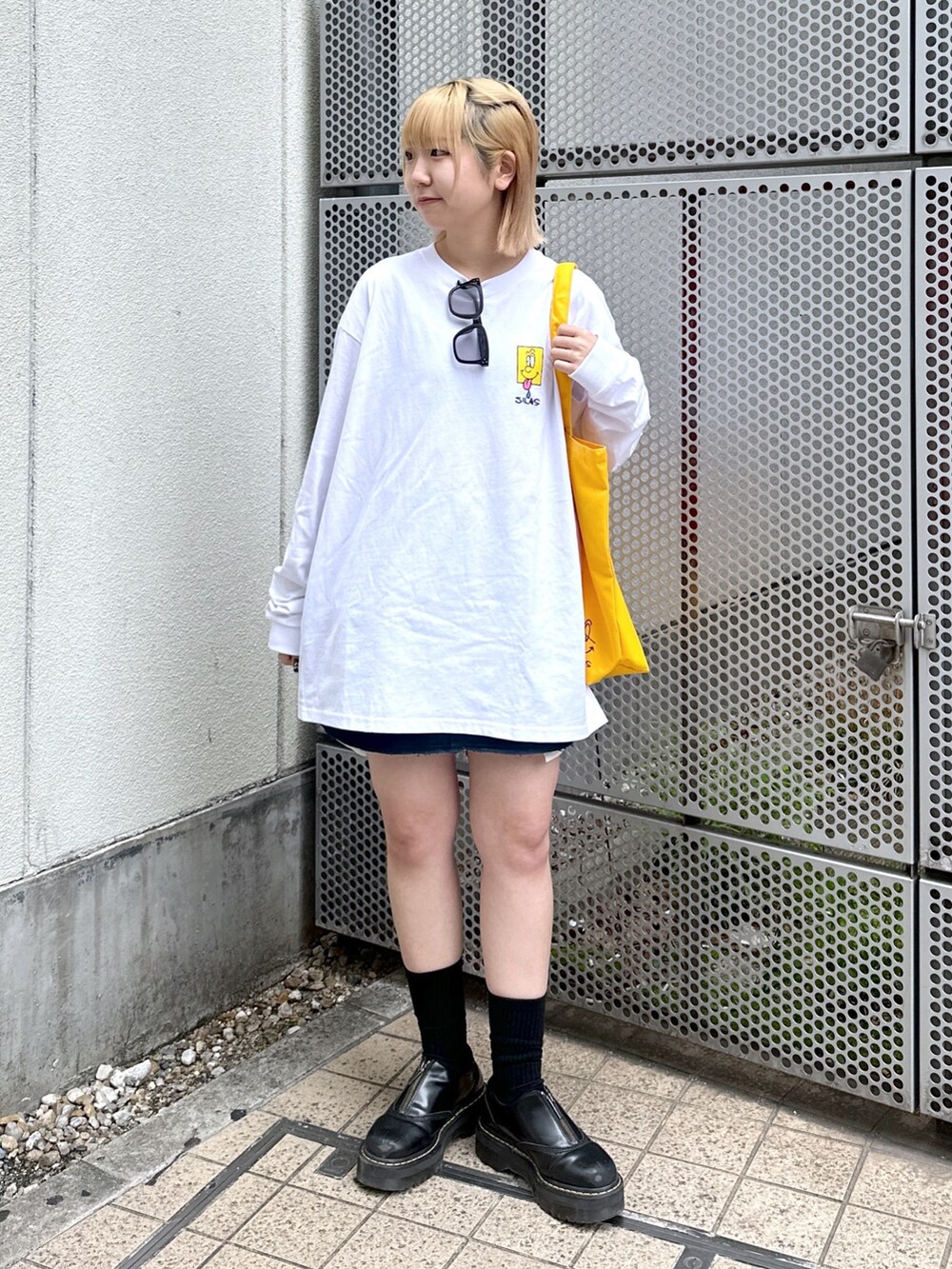 「春夏コーデ、休日スタイル、シンプルコーデ、サングラス、メガネ女子、ラクチンコーデ、シンプルスタイル、おでかけコーデ、ゆるコーデ、メンズライク、ストリート、オーバーサイズ、ootd、今日のコーデ、お洒落さんとつながりたい」｜「SILASのSILASxMAW MikeL L/S TEE（Tシャツ/カットソー、ホワイト系）」を使った、ゆんさん（レディース・159cm）の春コーディネートの3枚目の写真