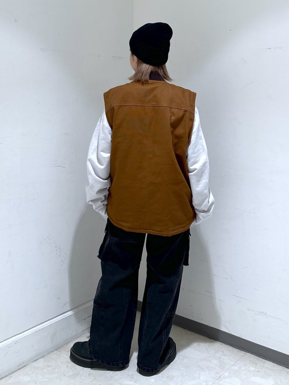 ブラウン系のその他アウター、グレー系のスウェット、ブラック系のカーゴパンツを着用したレディースの冬コーディネートの3枚目の写真