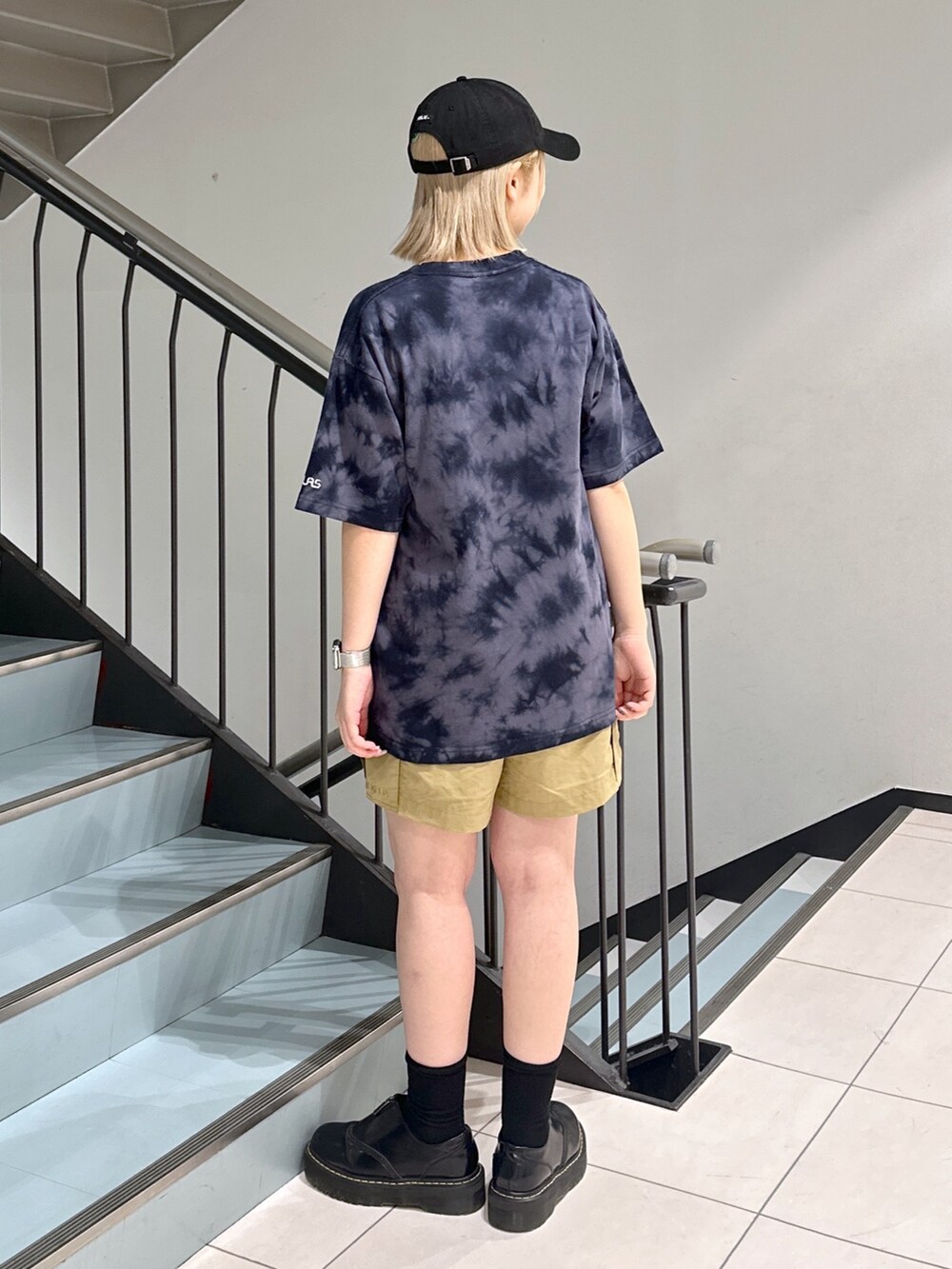 ブラック系のTシャツ/カットソー、ベージュ系のその他パンツ、ブラック系のメッセンジャーバッグを着用したレディースの春コーディネートの5枚目の写真