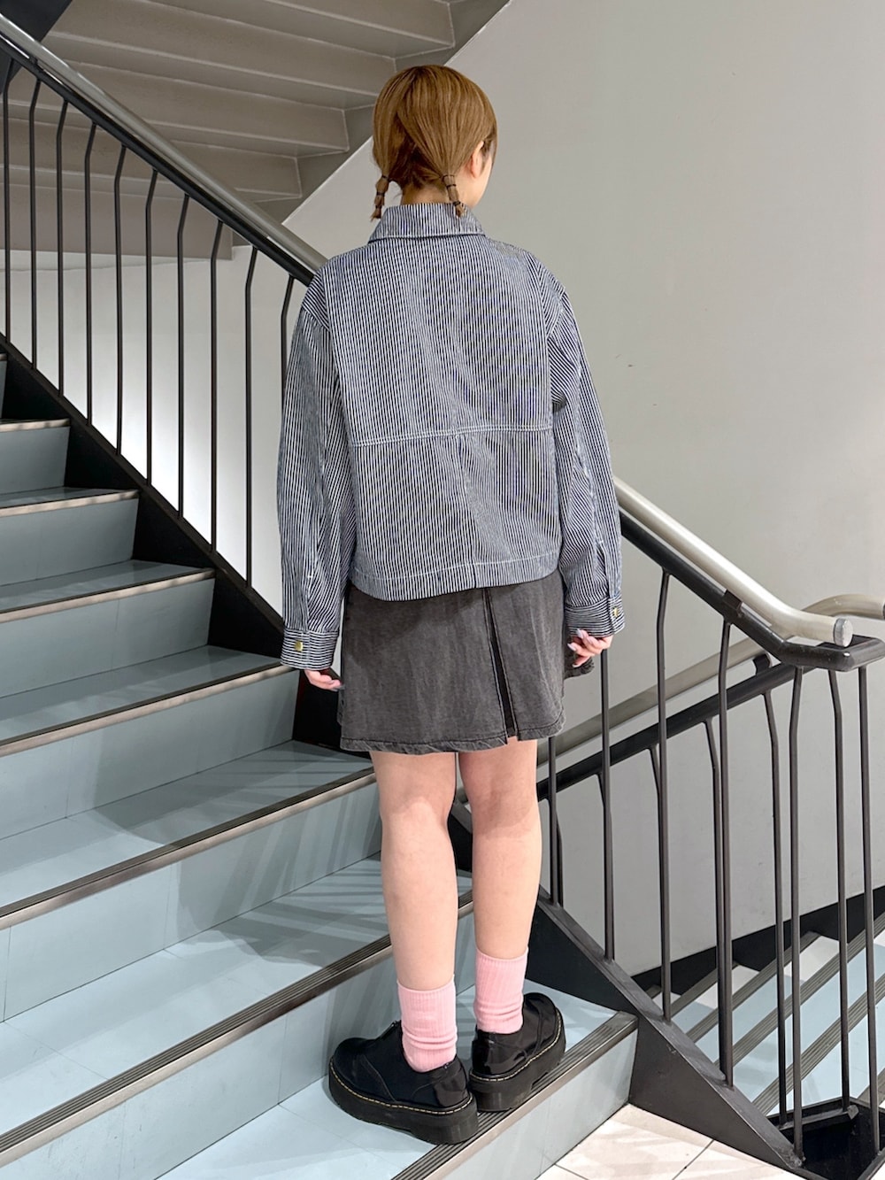 ブラック系のデニムスカート、その他のカバーオール、ブラック系のバックパック/リュックを着用したレディースの春コーディネートの4枚目の写真