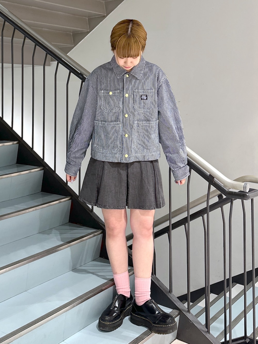 ブラック系のデニムスカート、その他のカバーオール、ブラック系のバックパック/リュックを着用したレディースの春コーディネートの3枚目の写真