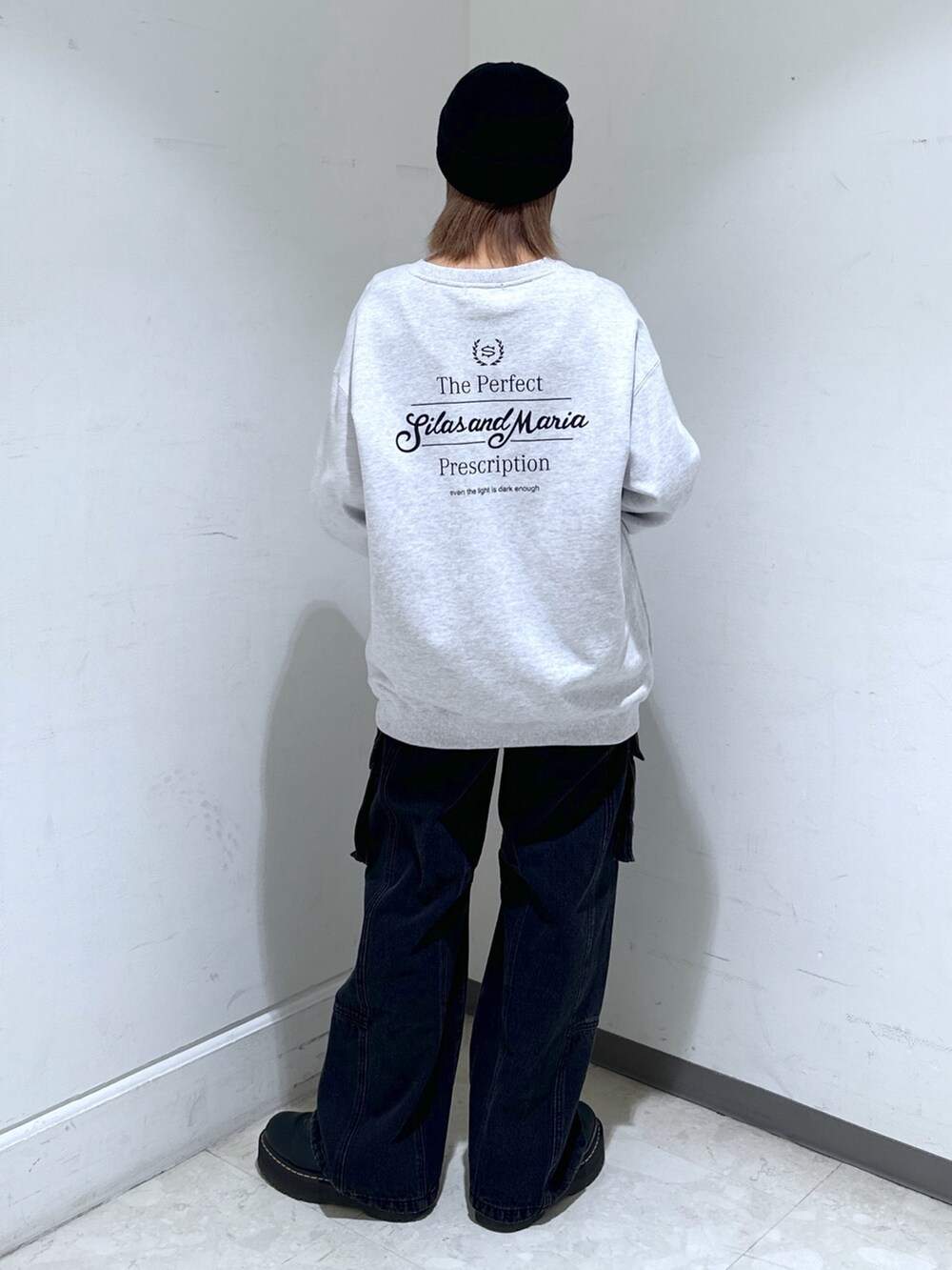 ブラウン系のその他アウター、グレー系のスウェット、ブラック系のカーゴパンツを着用したレディースの冬コーディネートの5枚目の写真