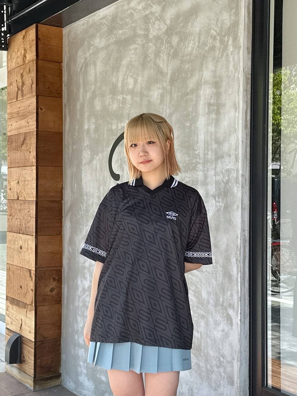 「ショルダーバッグ、休日スタイル、スポーツミックス、おでかけコーデ、ストリート、デートコーデ、メンズライク、プリーツスカート、スカート、お洒落さんとつながりたい、ootd、春夏コーデ、夏コーデ、夏だ！Tシャツ着よう！」｜「SILASのSILAS × UMBRO GAME SHIRT（シャツ/ブラウス、ブラック系）」を使った、ゆんさん（レディース・159cm）の春コーディネートの5枚目の写真