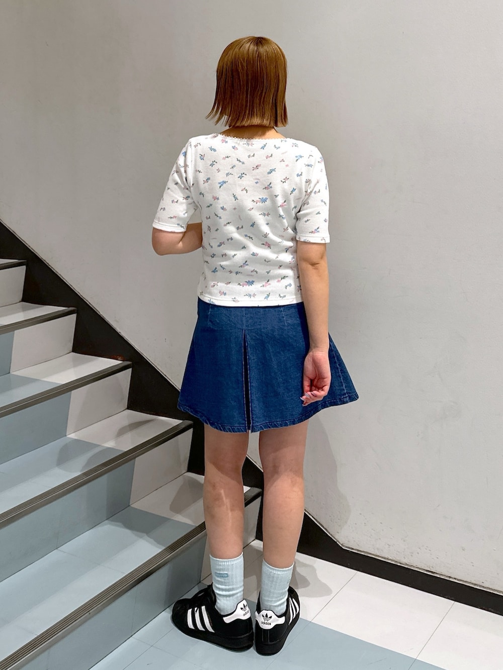ブルー系のシャツ/ブラウス、ブラック系のショルダーバッグ、ホワイト系のTシャツ/カットソーを着用したレディースの春コーディネートの6枚目の写真