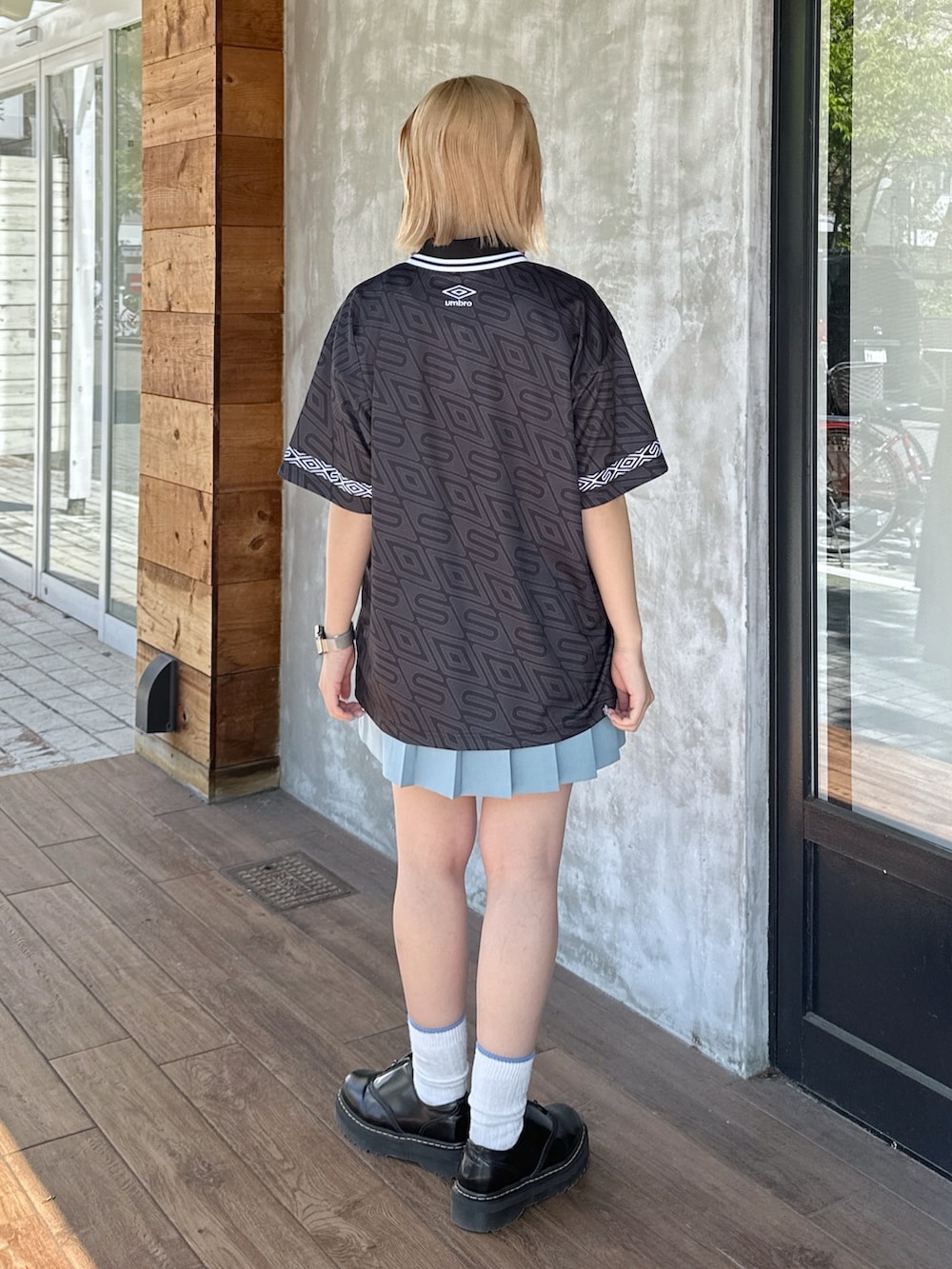 「ショルダーバッグ、休日スタイル、スポーツミックス、おでかけコーデ、ストリート、デートコーデ、メンズライク、プリーツスカート、スカート、お洒落さんとつながりたい、ootd、春夏コーデ、夏コーデ、夏だ！Tシャツ着よう！」｜「SILASのSILAS × UMBRO GAME SHIRT（シャツ/ブラウス、ブラック系）」を使った、ゆんさん（レディース・159cm）の春コーディネートの4枚目の写真