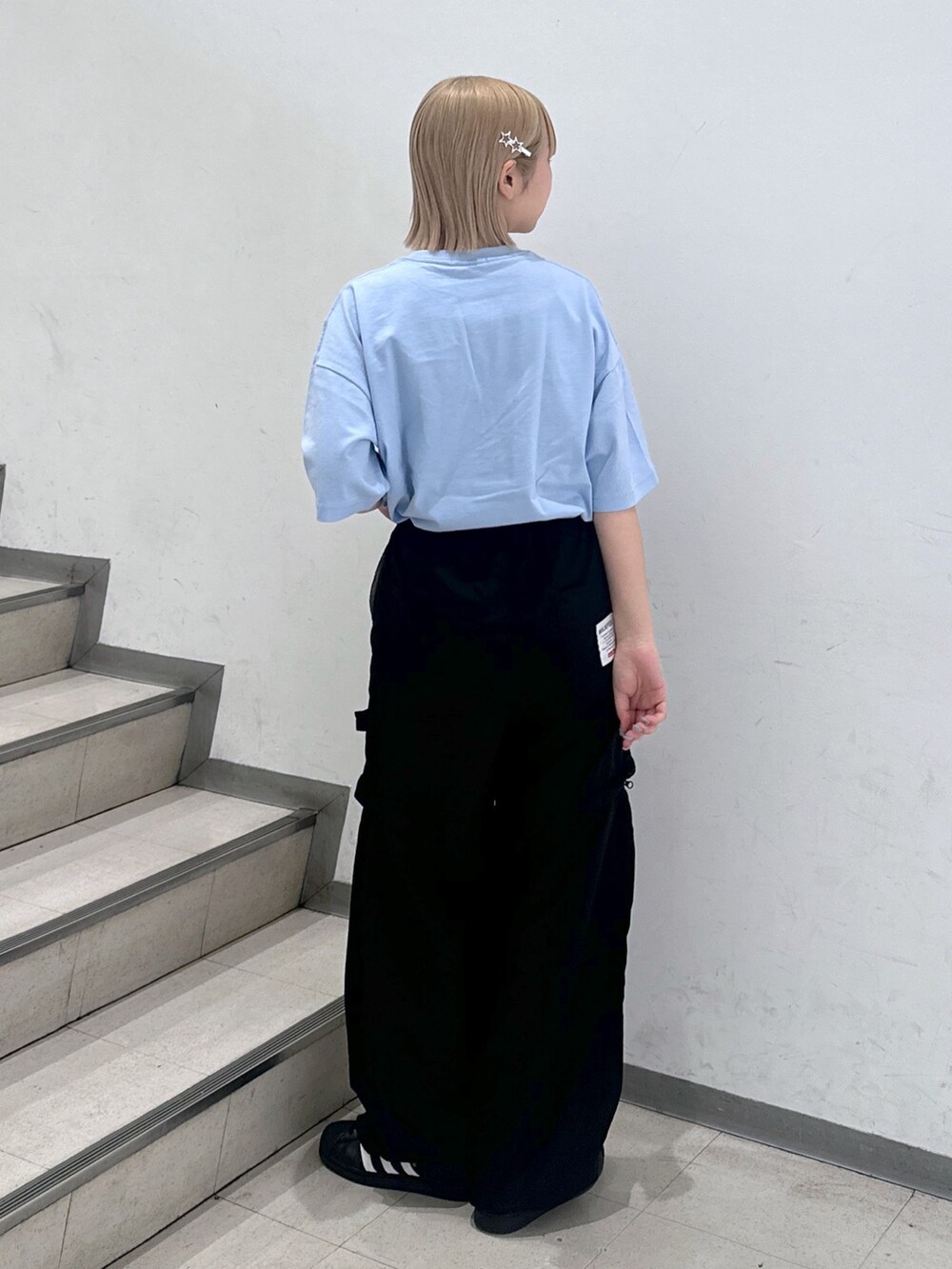 「スニーカー、大人カジュアル、ショルダーバッグ、休日スタイル、ストリート、お出かけコーデ、シンプル、春夏コーデ、ootd、着回しコーデ、おしゃれさんと繋がりたい、オーバーサイズ、ビッグシルエット、メンズライク、夏コーデ」｜「MILKFED.のICING LOGO WIDE S/S TEE（Tシャツ/カットソー、ブルー系）」を使った、ゆんさん（レディース・159cm）の春コーディネートの4枚目の写真