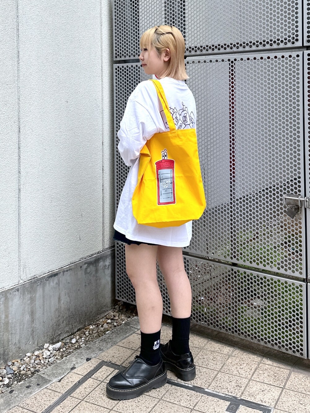 「春夏コーデ、休日スタイル、シンプルコーデ、サングラス、メガネ女子、ラクチンコーデ、シンプルスタイル、おでかけコーデ、ゆるコーデ、メンズライク、ストリート、オーバーサイズ、ootd、今日のコーデ、お洒落さんとつながりたい」｜「SILASのSILASxMAW MikeL L/S TEE（Tシャツ/カットソー、ホワイト系）」を使った、ゆんさん（レディース・159cm）の春コーディネートの2枚目の写真