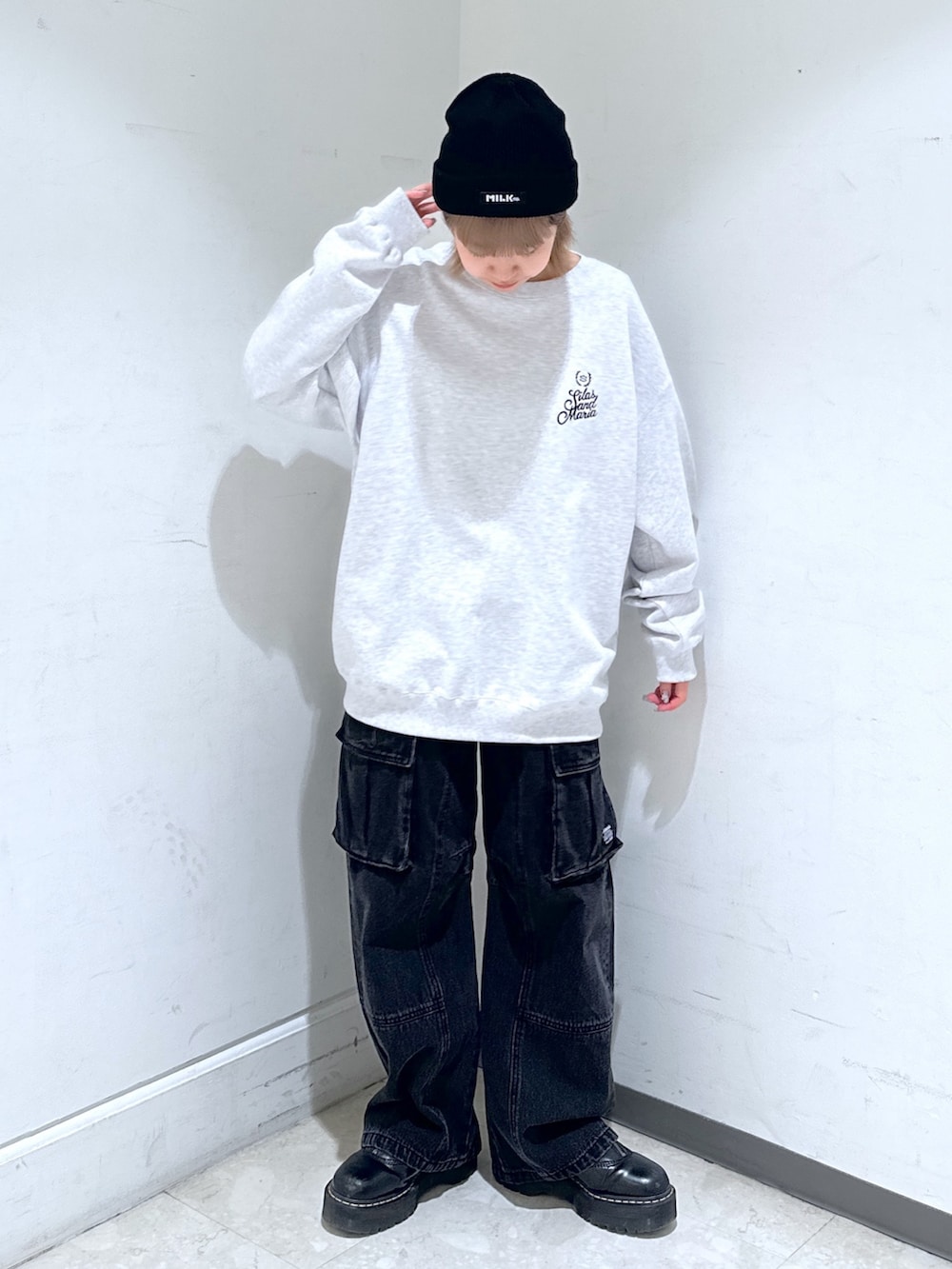 ブラウン系のその他アウター、グレー系のスウェット、ブラック系のカーゴパンツを着用したレディースの冬コーディネートの4枚目の写真