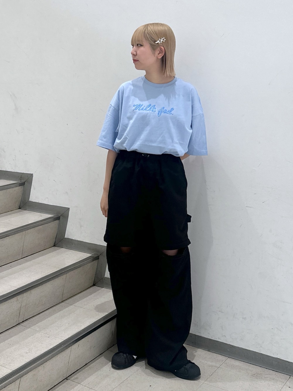 「スニーカー、大人カジュアル、ショルダーバッグ、休日スタイル、ストリート、お出かけコーデ、シンプル、春夏コーデ、ootd、着回しコーデ、おしゃれさんと繋がりたい、オーバーサイズ、ビッグシルエット、メンズライク、夏コーデ」｜「MILKFED.のICING LOGO WIDE S/S TEE（Tシャツ/カットソー、ブルー系）」を使った、ゆんさん（レディース・159cm）の春コーディネートの3枚目の写真