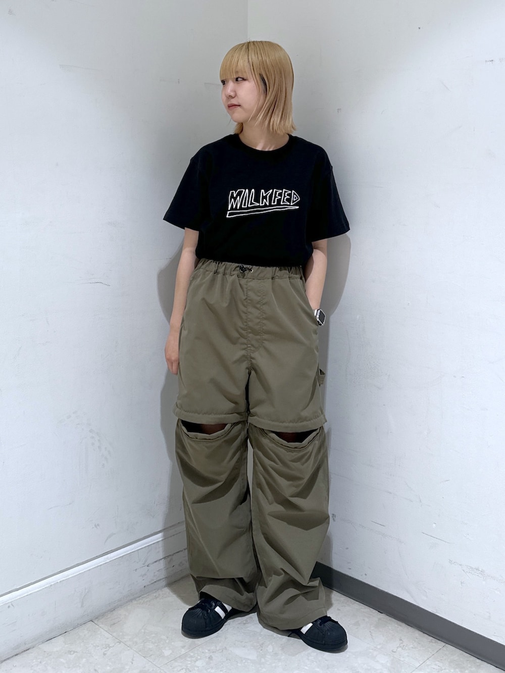 「休日スタイル、アウトドアスタイル、シンプルコーデ、オトナカジュアル、おでかけコーデ、シンプルスタイル、オトナ女子、パンツコーデ、夏コーデ、夏、ストリート、ootd、今日のコーデ、お洒落さんとつながりたい、夏だ！Tシャツ着よう！」｜「MILKFED.のHEAVY METAL SLAB S/S TEE（Tシャツ/カットソー、ブラック系）」を使った、ゆんさん（レディース・159cm）の春コーディネートの3枚目の写真