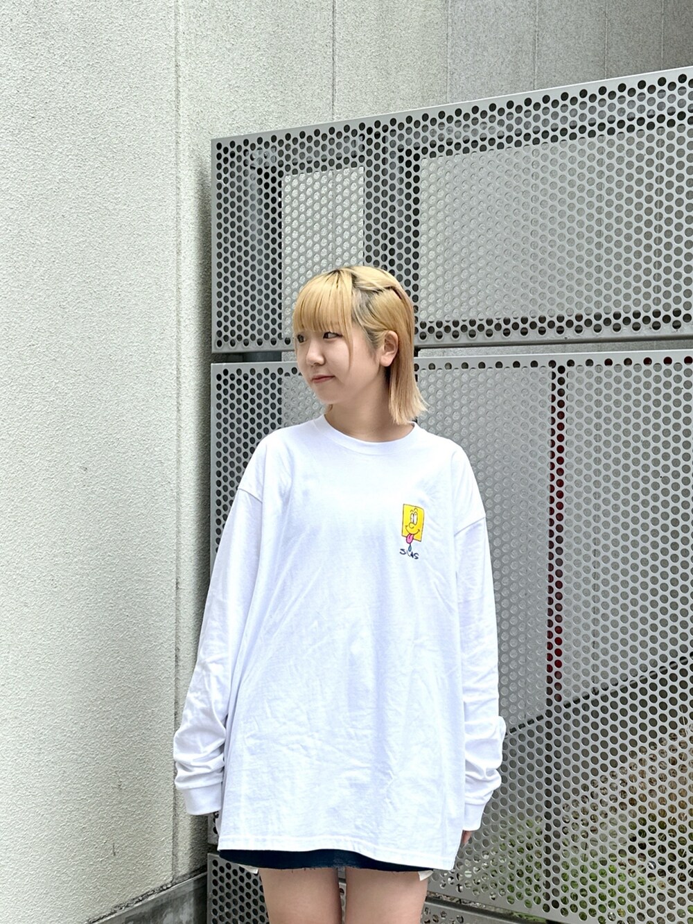 「春夏コーデ、休日スタイル、シンプルコーデ、サングラス、メガネ女子、ラクチンコーデ、シンプルスタイル、おでかけコーデ、ゆるコーデ、メンズライク、ストリート、オーバーサイズ、ootd、今日のコーデ、お洒落さんとつながりたい」｜「SILASのSILASxMAW MikeL L/S TEE（Tシャツ/カットソー、ホワイト系）」を使った、ゆんさん（レディース・159cm）の春コーディネートの4枚目の写真