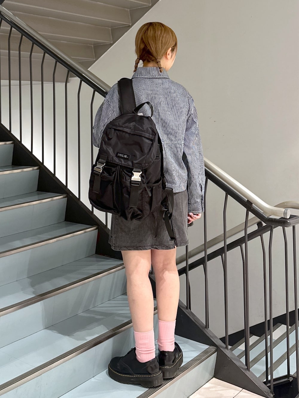 ブラック系のデニムスカート、その他のカバーオール、ブラック系のバックパック/リュックを着用したレディースの春コーディネートの2枚目の写真