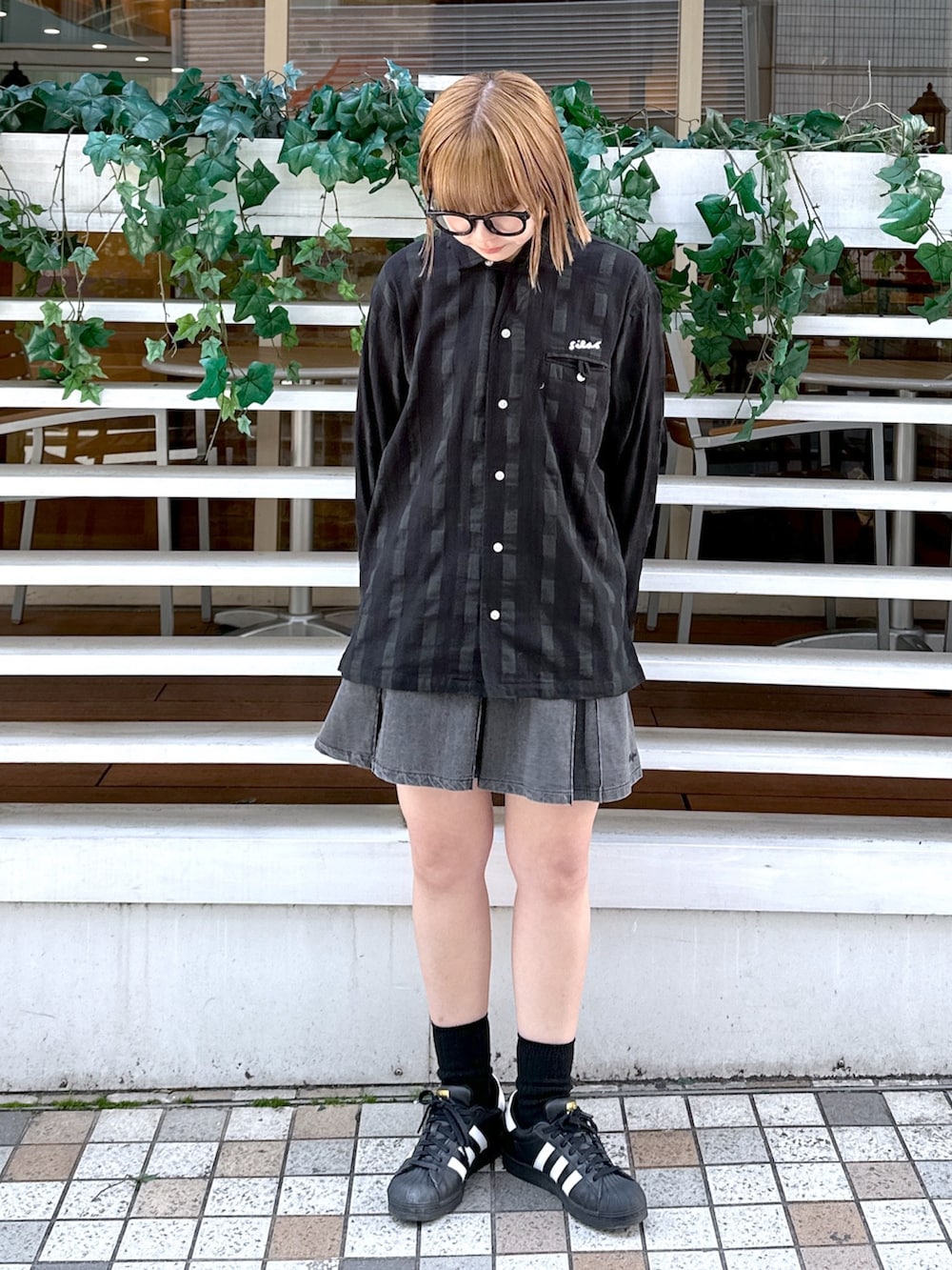 ブラック系のシャツ/ブラウス、レッド系のバックパック/リュック、グレー系のカーディガン/ボレロを着用したレディースの冬コーディネートの5枚目の写真