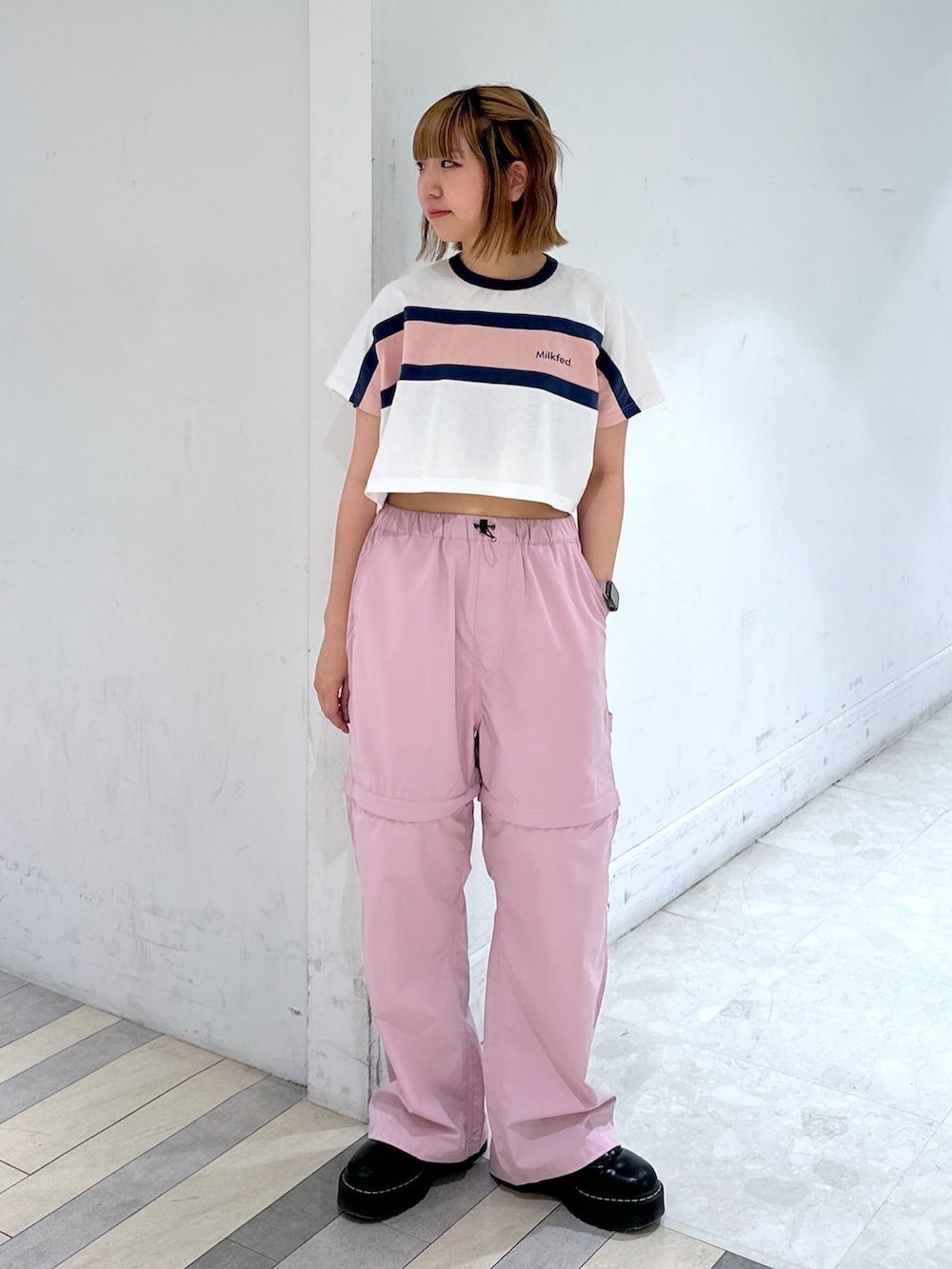 「パステルカラー、お出かけコーデ、ピンク、シンプルコーデ、Coming soon...、春色、大人カジュアル、アウトドアスタイル、ショルダーバッグ、休日スタイル、ストリート、おしゃれさんと繋がりたい、ootd、カジュアルガーリー、夏だ！Tシャツ着よう！」｜「MILKFED.のPANELED S/S TOP（Tシャツ/カットソー、ホワイト系）」を使った、ゆんさん（レディース・159cm）の春コーディネートの3枚目の写真