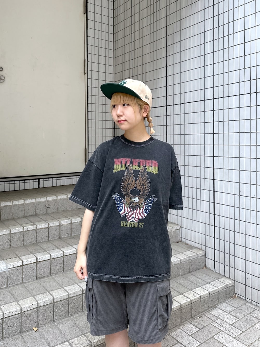 グレー系のTシャツ/カットソー、グレー系のその他パンツ、ベージュ系のキャップを着用したレディースの春コーディネートの3枚目の写真
