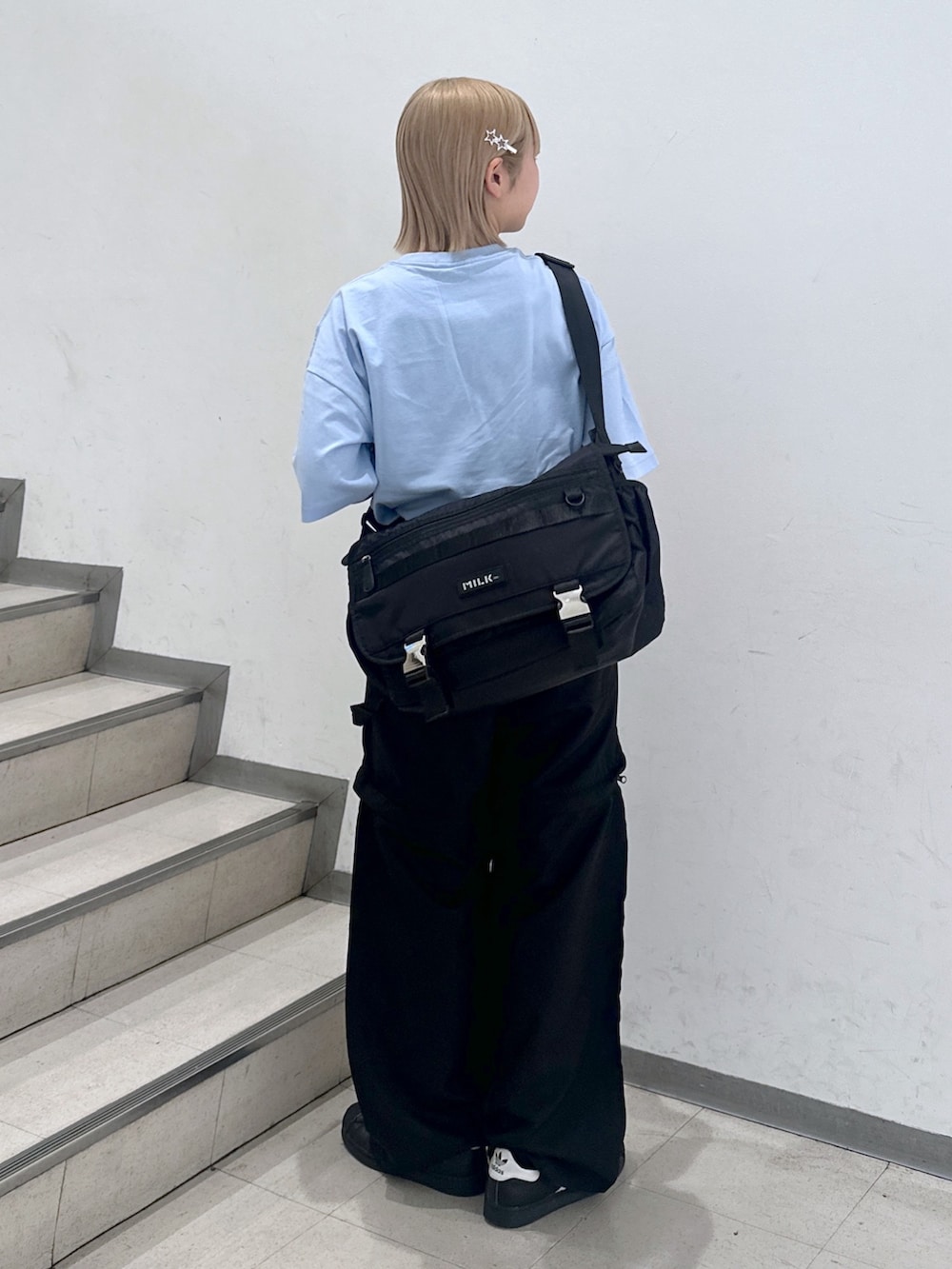 「スニーカー、大人カジュアル、ショルダーバッグ、休日スタイル、ストリート、お出かけコーデ、シンプル、春夏コーデ、ootd、着回しコーデ、おしゃれさんと繋がりたい、オーバーサイズ、ビッグシルエット、メンズライク、夏コーデ」｜「MILKFED.のICING LOGO WIDE S/S TEE（Tシャツ/カットソー、ブルー系）」を使った、ゆんさん（レディース・159cm）の春コーディネートの2枚目の写真