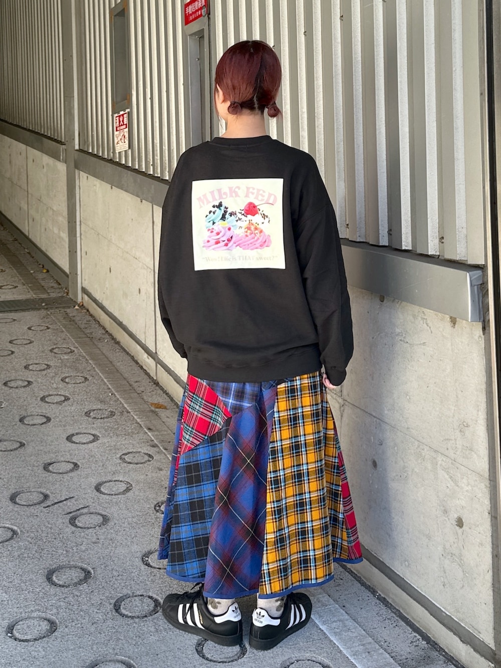 ブラック系のスウェット、ブラック系のダウンジャケット/コート、ブルー系のスカートを着用したレディースの冬コーディネートの4枚目の写真