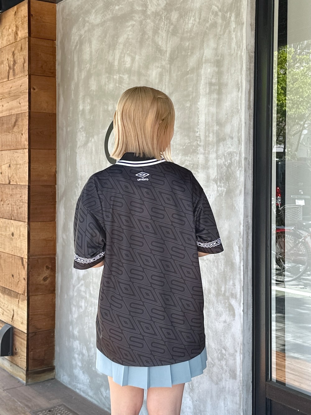 「ショルダーバッグ、休日スタイル、スポーツミックス、おでかけコーデ、ストリート、デートコーデ、メンズライク、プリーツスカート、スカート、お洒落さんとつながりたい、ootd、春夏コーデ、夏コーデ、夏だ！Tシャツ着よう！」｜「SILASのSILAS × UMBRO GAME SHIRT（シャツ/ブラウス、ブラック系）」を使った、ゆんさん（レディース・159cm）の春コーディネートの6枚目の写真