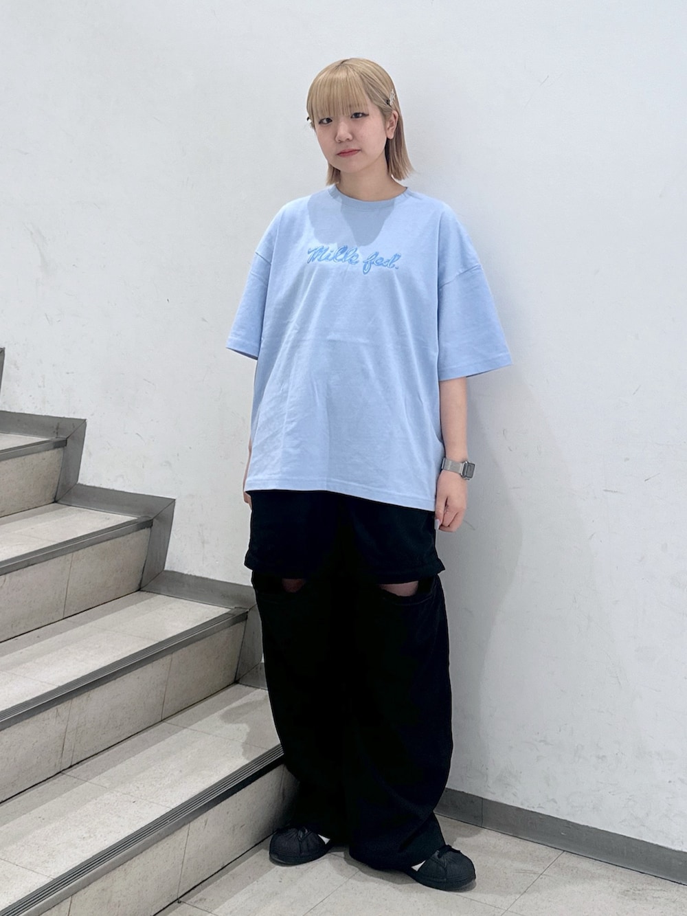 「スニーカー、大人カジュアル、ショルダーバッグ、休日スタイル、ストリート、お出かけコーデ、シンプル、春夏コーデ、ootd、着回しコーデ、おしゃれさんと繋がりたい、オーバーサイズ、ビッグシルエット、メンズライク、夏コーデ」｜「MILKFED.のICING LOGO WIDE S/S TEE（Tシャツ/カットソー、ブルー系）」を使った、ゆんさん（レディース・159cm）の春コーディネートの5枚目の写真
