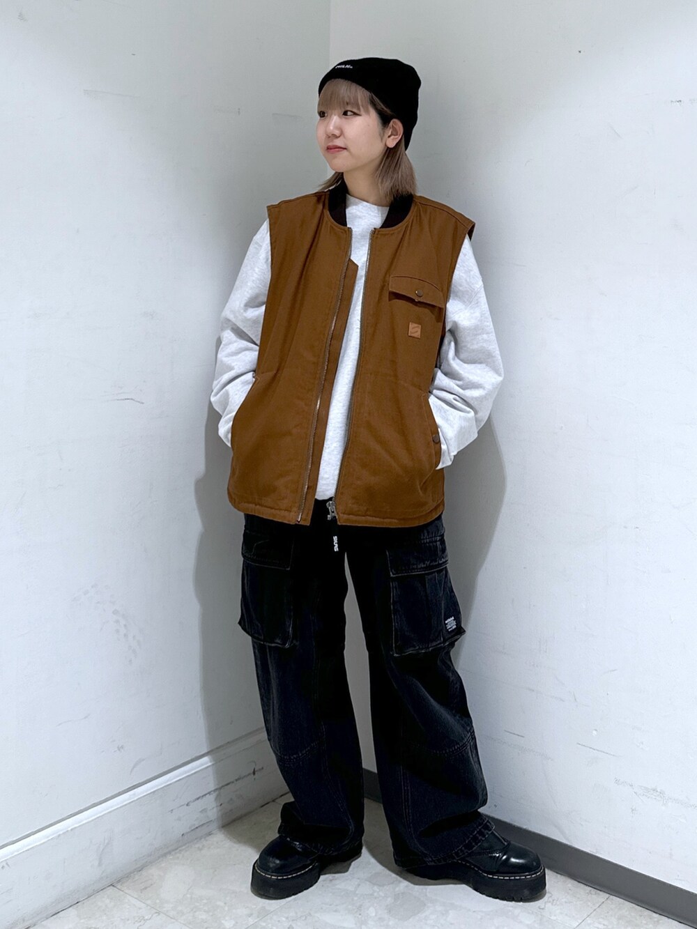 ブラウン系のその他アウター、グレー系のスウェット、ブラック系のカーゴパンツを着用したレディースの冬コーディネートの2枚目の写真