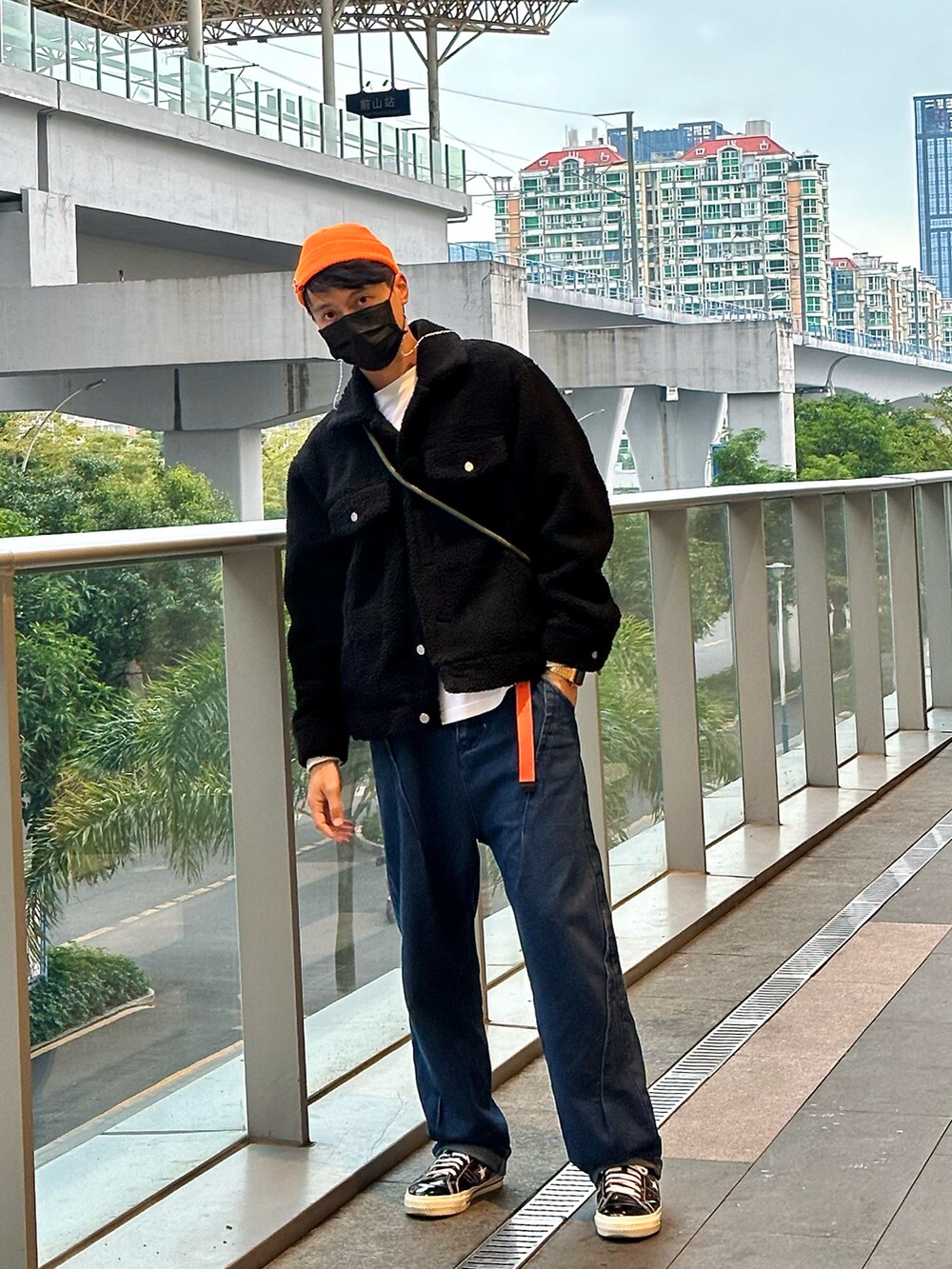 「ニット、きれいめカジュアル、今日のコーデ、シンプル、休日コーデ、パーカー、キャップ、カーキ、グリーン、beanie、converse、H&M、jeans、denim、パンツスタイル」｜「H&Mのアイテム（ジャケット/アウター、ブラック系）」を使った、fio____ さん（メンズ・180cm）の冬コーディネートの2枚目の写真