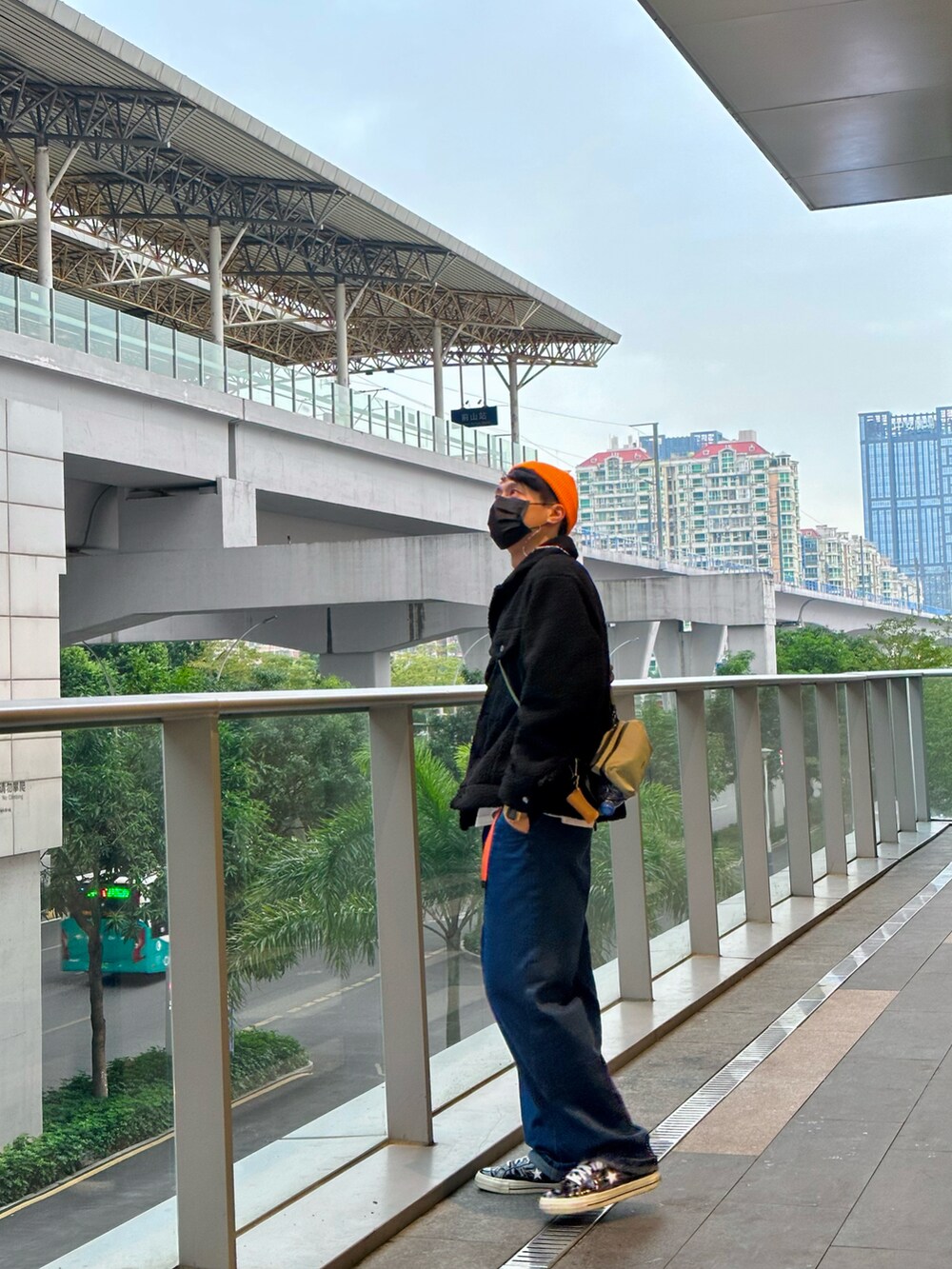 「ニット、きれいめカジュアル、今日のコーデ、シンプル、休日コーデ、パーカー、キャップ、カーキ、グリーン、beanie、converse、H&M、jeans、denim、パンツスタイル」｜「H&Mのアイテム（ジャケット/アウター、ブラック系）」を使った、fio____ さん（メンズ・180cm）の冬コーディネートの4枚目の写真