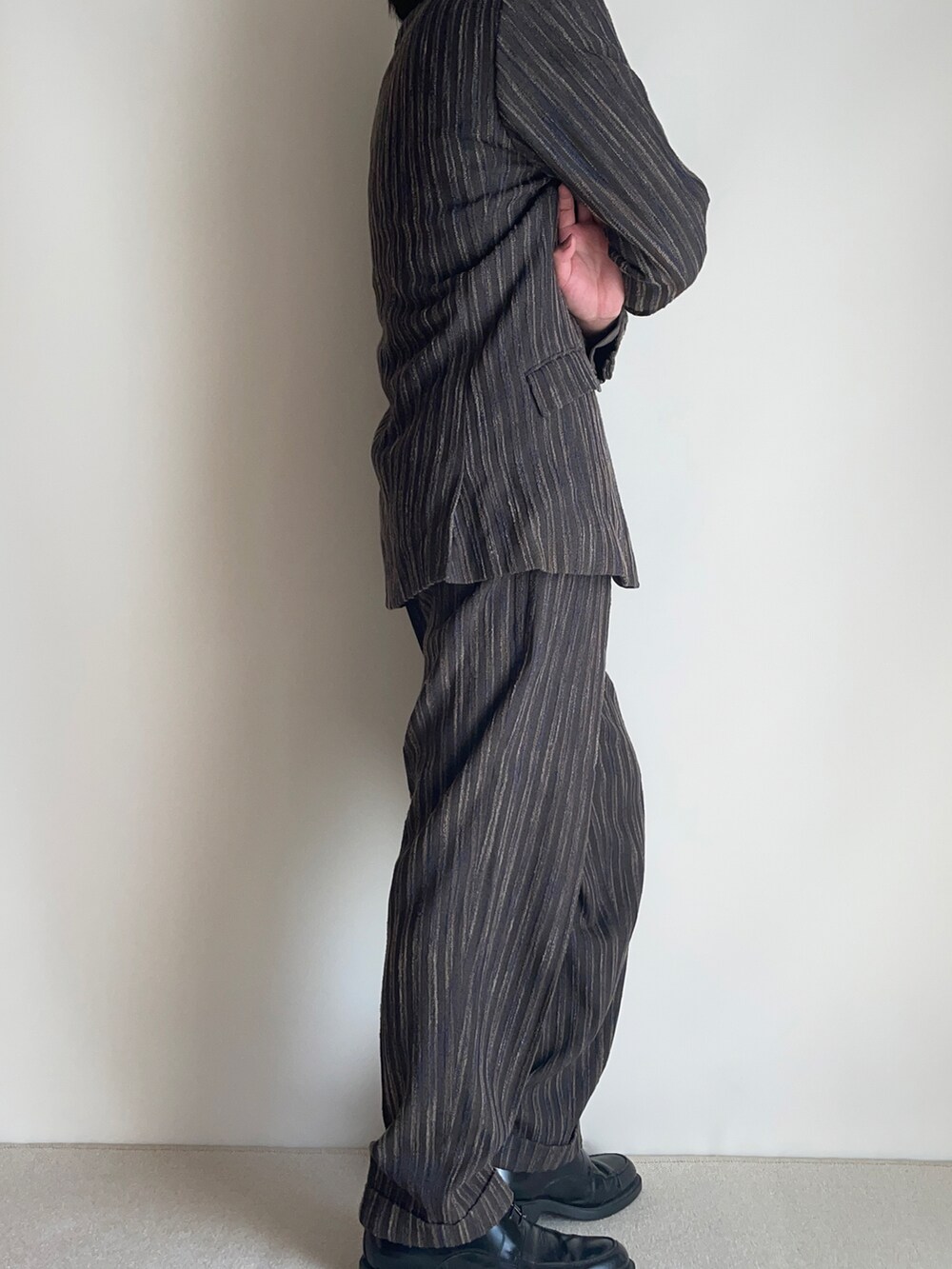 「古着、古着MIX、古着コーデ」｜「Paul Smith COLLECTIONのアイテム（スーツパンツ、グレー系）」を使った、shirotori46さん（メンズ・176cm）の冬コーディネートの3枚目の写真