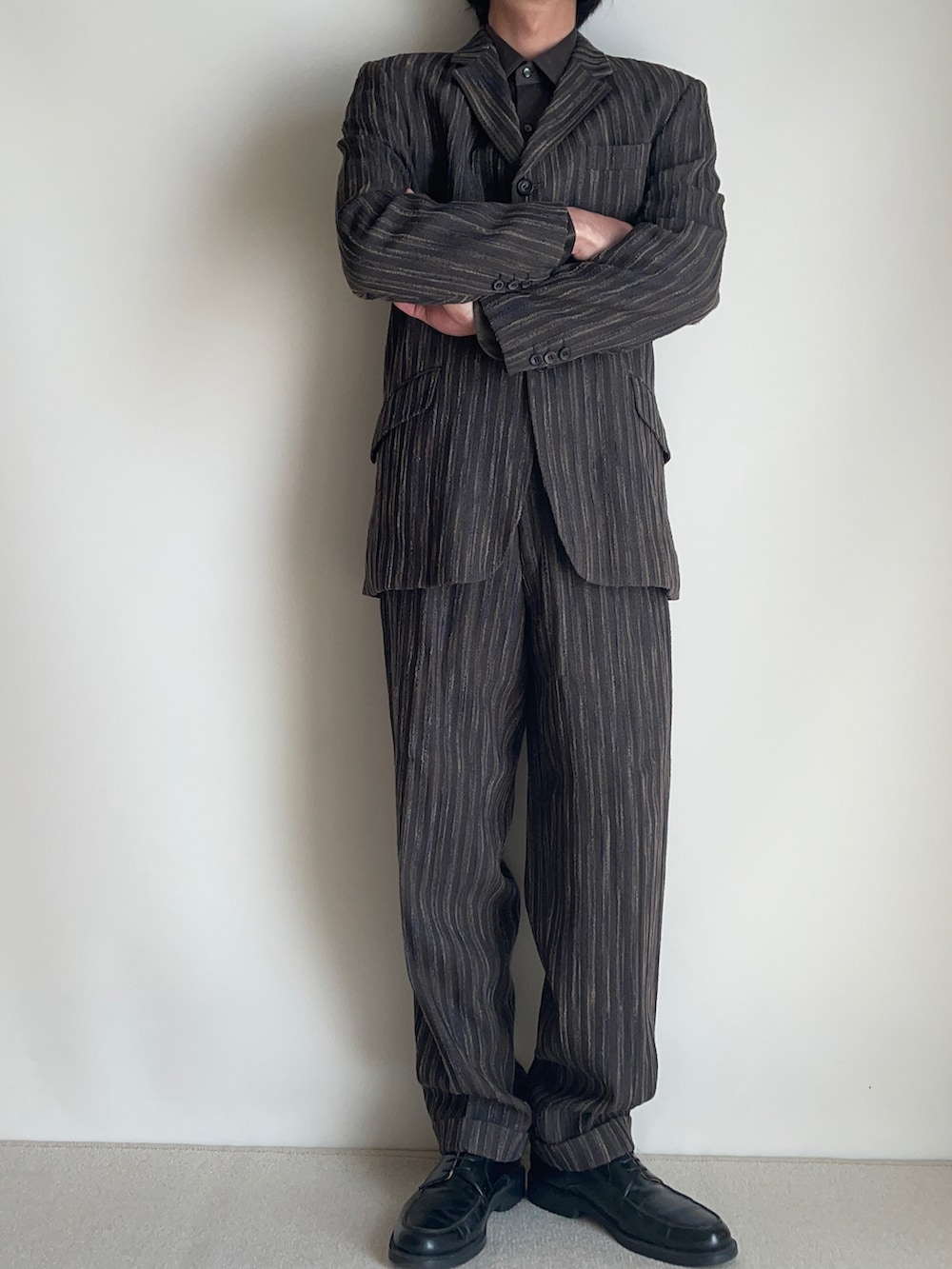 「古着、古着MIX、古着コーデ」｜「Paul Smith COLLECTIONのアイテム（スーツパンツ、グレー系）」を使った、shirotori46さん（メンズ・176cm）の冬コーディネートの2枚目の写真