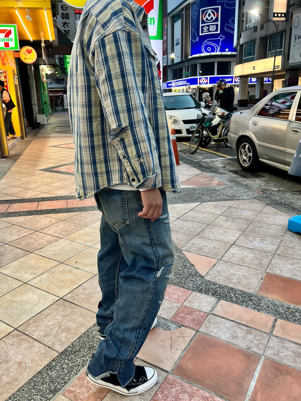 イエロー系のシャツ/ブラウス、ブルー系のデニムパンツ、ブラック系のその他シューズを着用したメンズの冬コーディネートの2枚目の写真