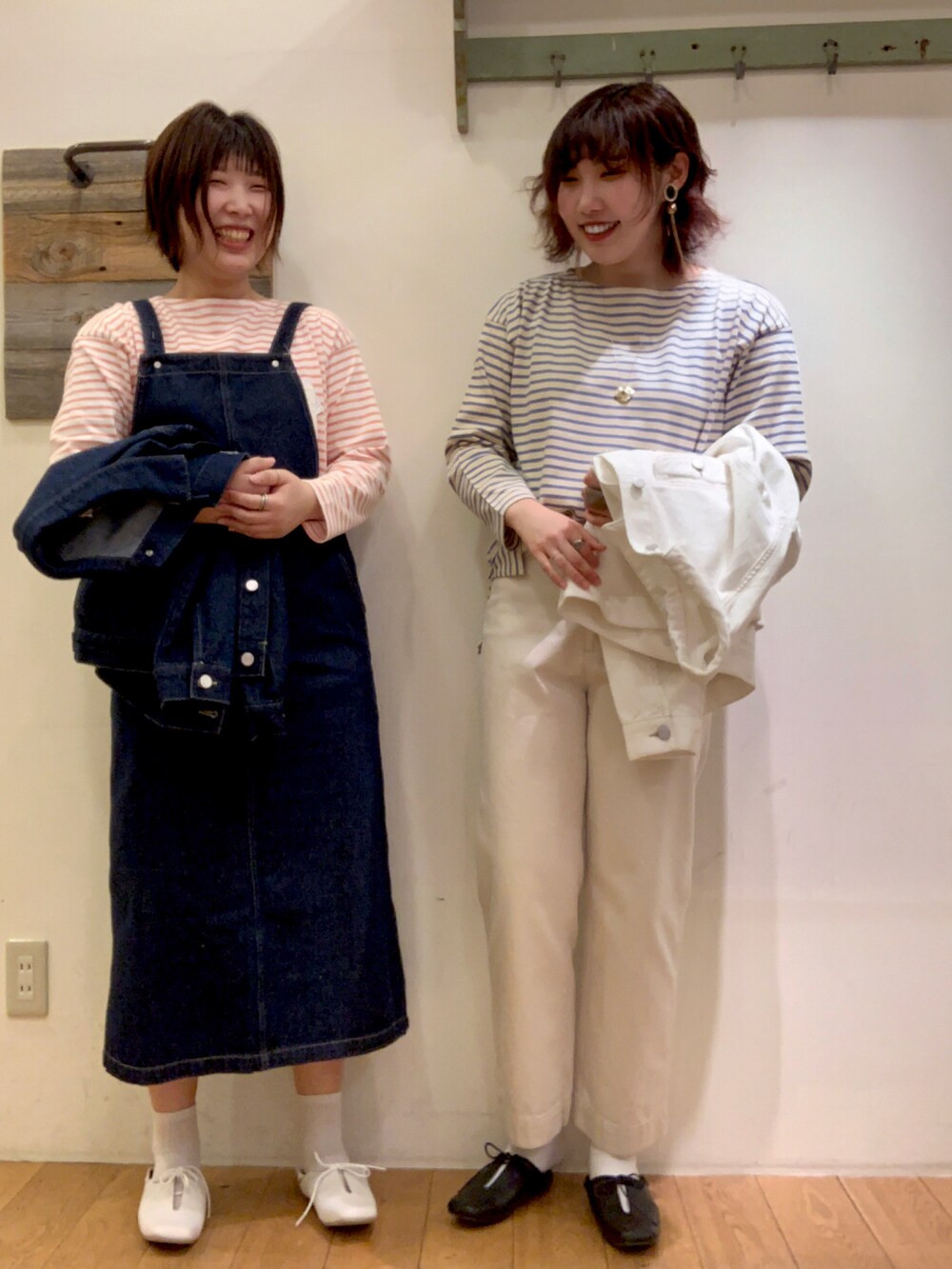 ホワイト系のデニムジャケット、ブルー系のデニムジャケット、オレンジ系のTシャツ/カットソーを着用したレディースの春コーディネートの2枚目の写真