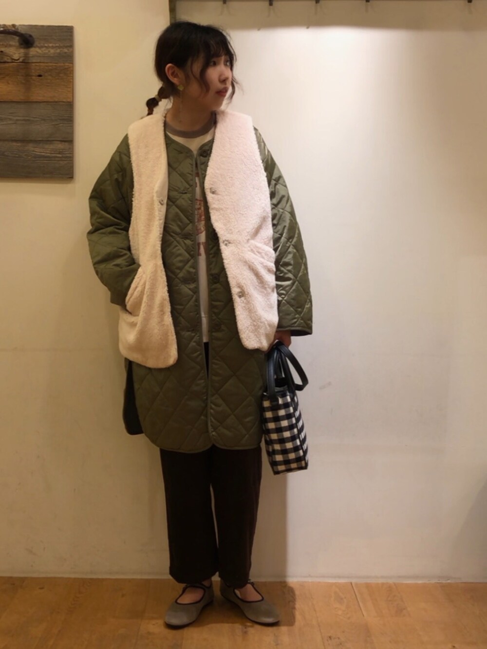 ブラウン系のその他パンツ、ブラック系のショルダーバッグを着用したレディースの秋コーディネートの2枚目の写真