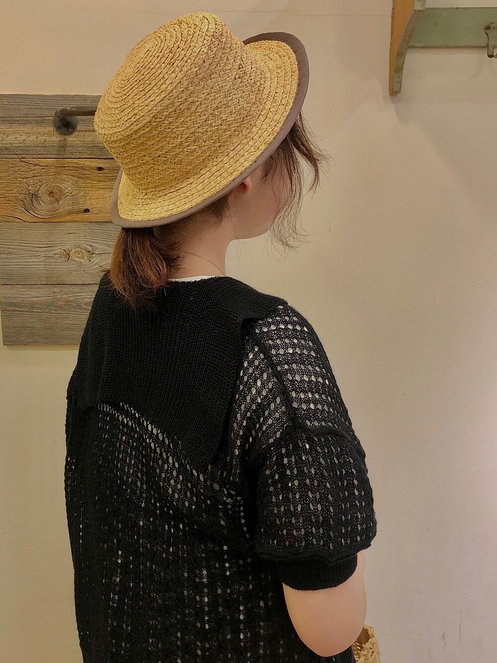 ブラック系のカーディガン/ボレロ、ブラック系のワンピース、イエロー系のサンダルを着用したレディースの春コーディネートの2枚目の写真