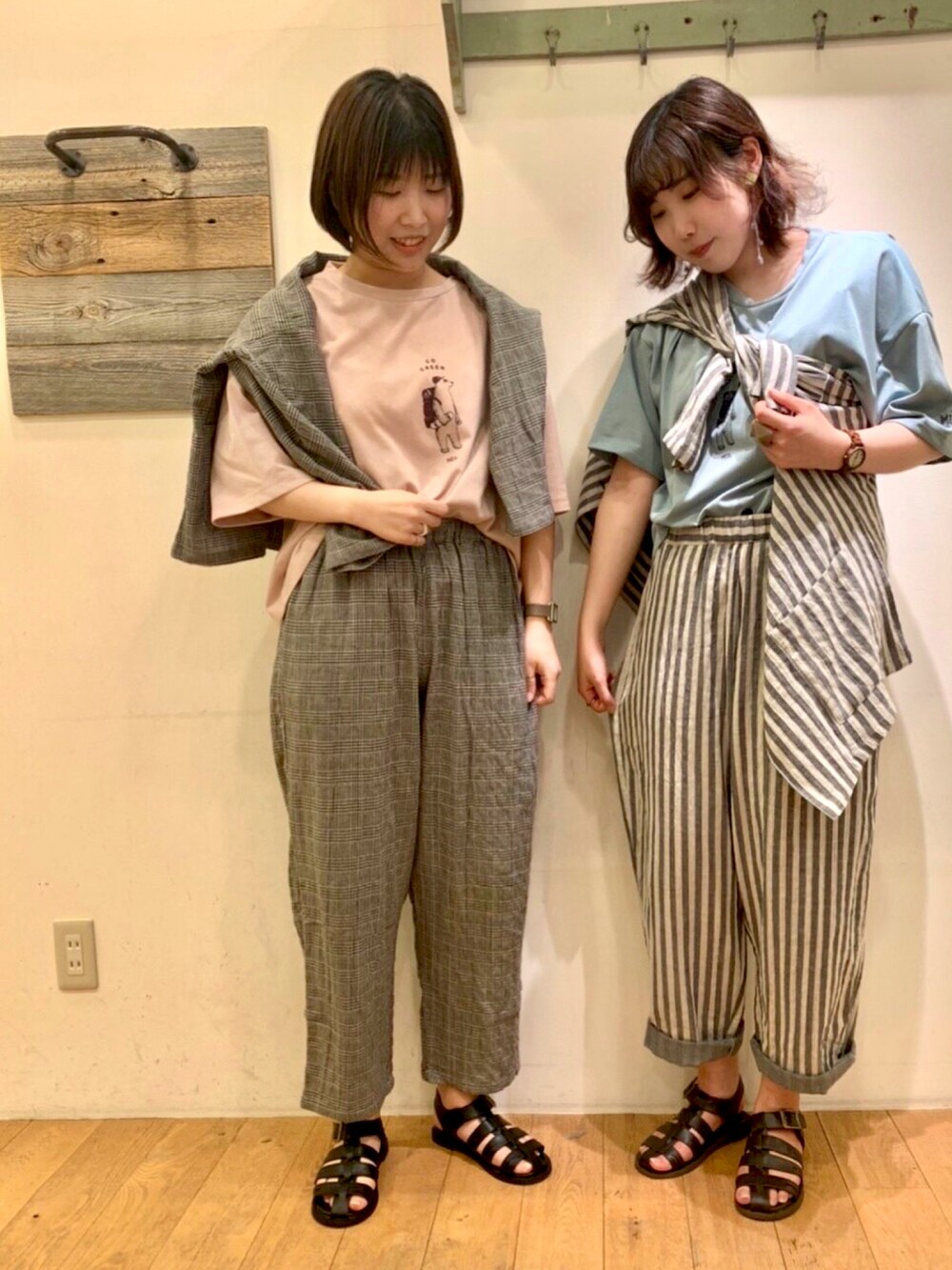 ピンク系のTシャツ/カットソー、ブルー系のTシャツ/カットソー、ホワイト系のその他アウターを着用したレディースの春コーディネートの2枚目の写真