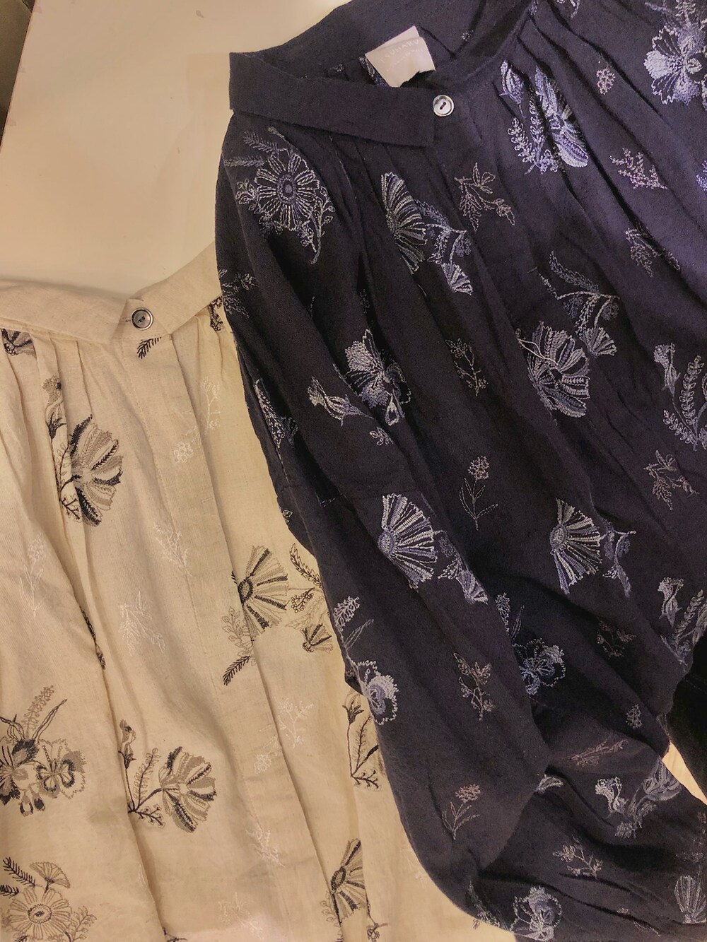 ブラック系のサンダル、ホワイト系のスカート、ホワイト系のスカートを着用したレディースの春コーディネートの2枚目の写真