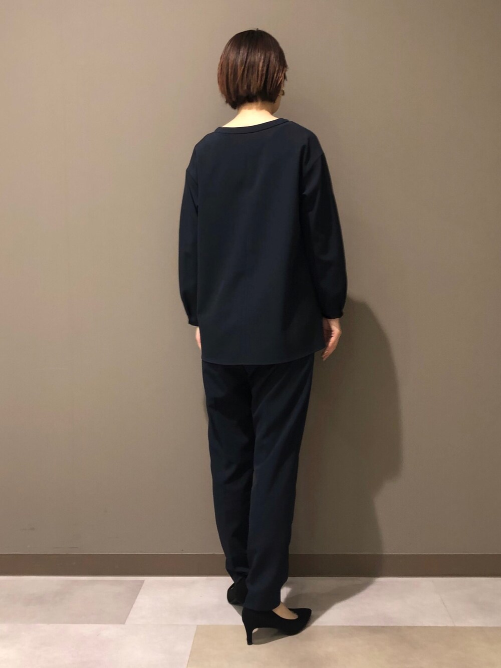 ブルー系のシャツ/ブラウス、ブルー系のその他パンツ、その他のその他を着用したレディースの冬コーディネートの3枚目の写真