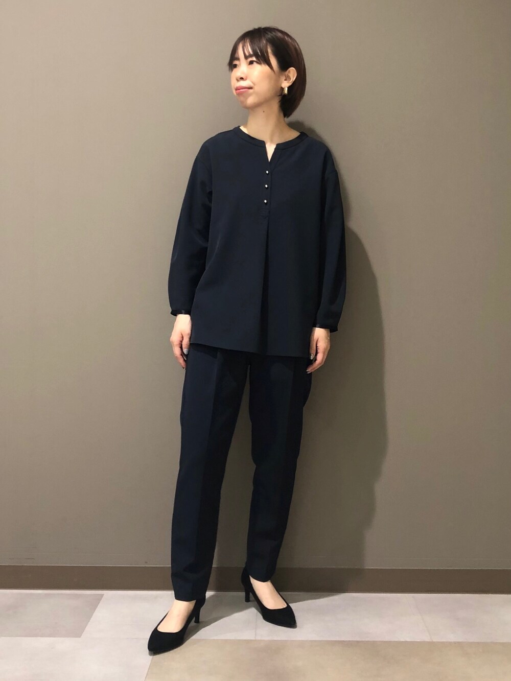 ブルー系のシャツ/ブラウス、ブルー系のその他パンツ、その他のその他を着用したレディースの冬コーディネートの4枚目の写真