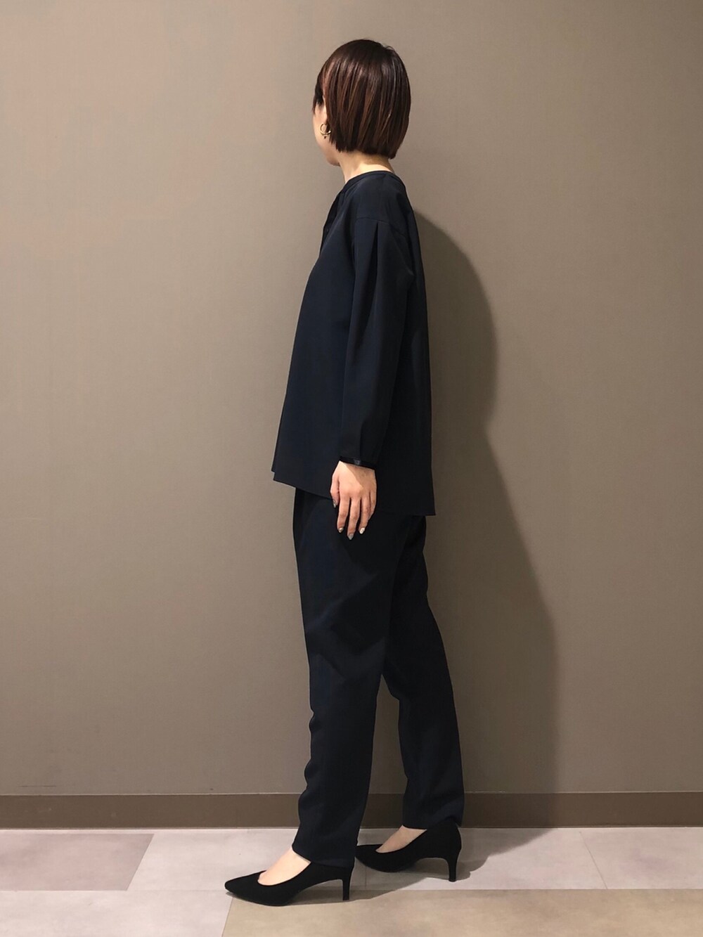 ブルー系のシャツ/ブラウス、ブルー系のその他パンツ、その他のその他を着用したレディースの冬コーディネートの2枚目の写真