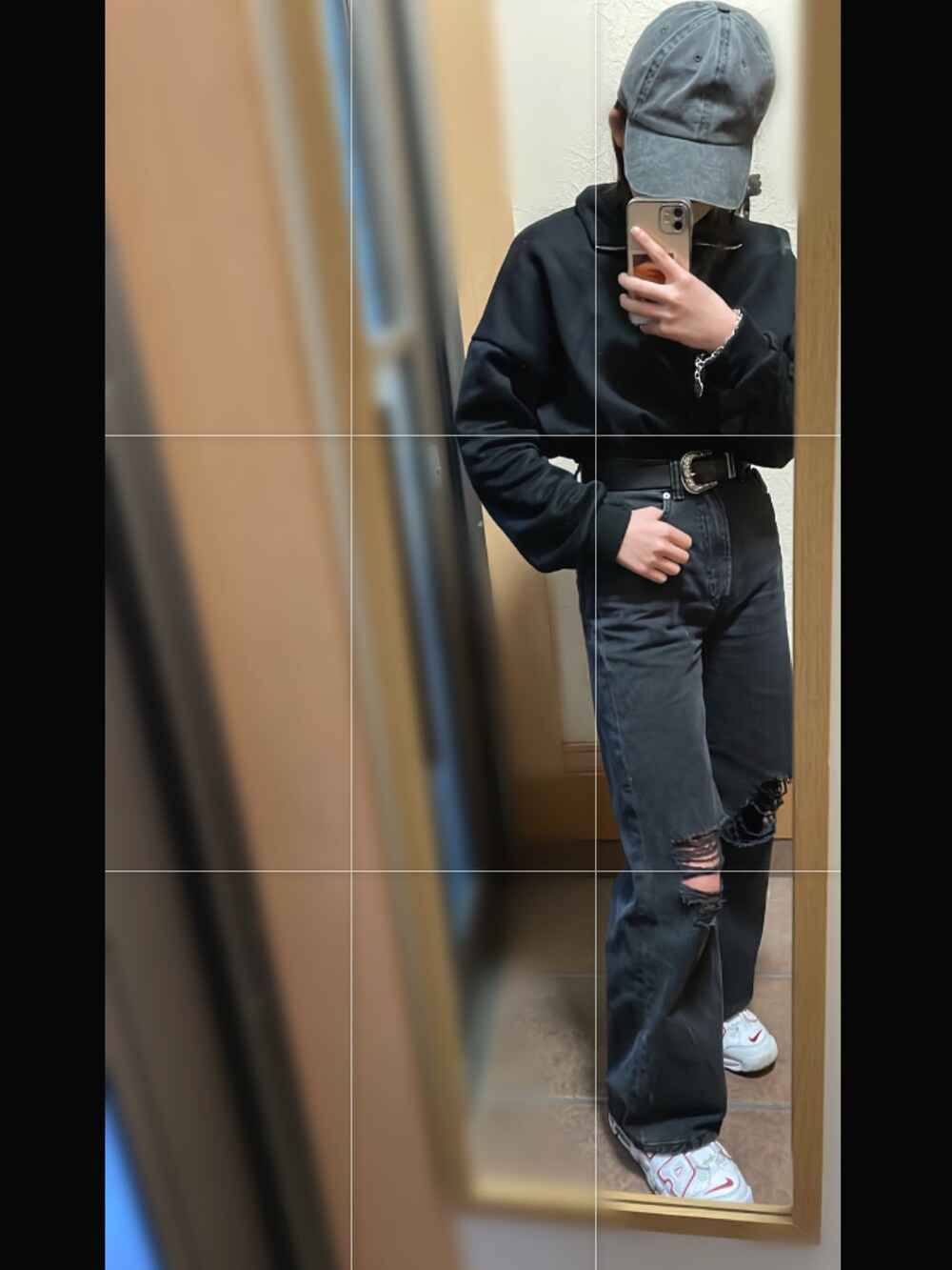 グレー系のその他パンツ、ホワイト系のスニーカー、ブラック系のジャケット/アウターを着用したレディースの冬コーディネートの2枚目の写真