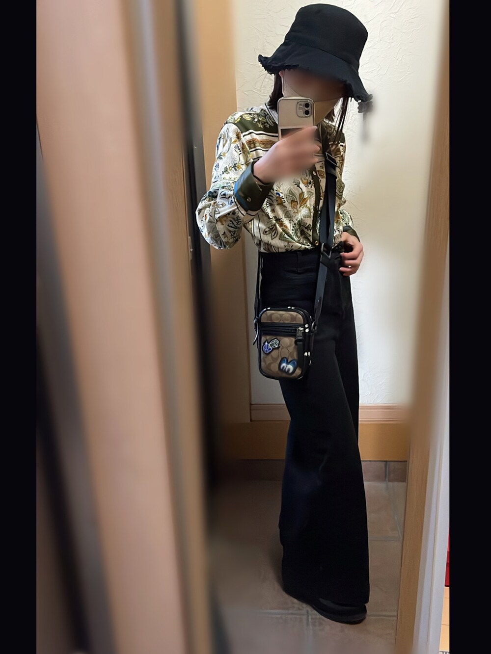 ブラック系のその他パンツ、ベージュ系のショルダーバッグ、ブラック系のブーツを着用したレディースの冬コーディネートの2枚目の写真