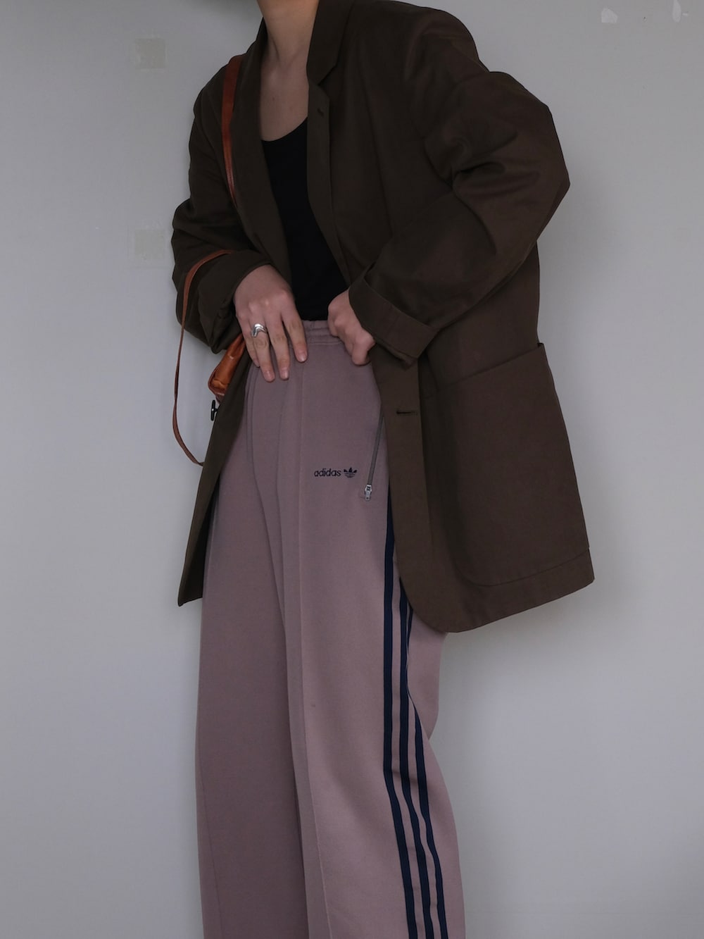 「90's、adidas、アディダス、アディダスジャージ、ジャージーパンツ、MARGARET HOWEEL、マーガレット・ハウエル(MARGARET HOWELL)」｜「MARGARET HOWELLのアイテム（ジャケット/アウター、ブラウン系）」を使った、sawaさん（レディース・160cm）の春コーディネートの3枚目の写真