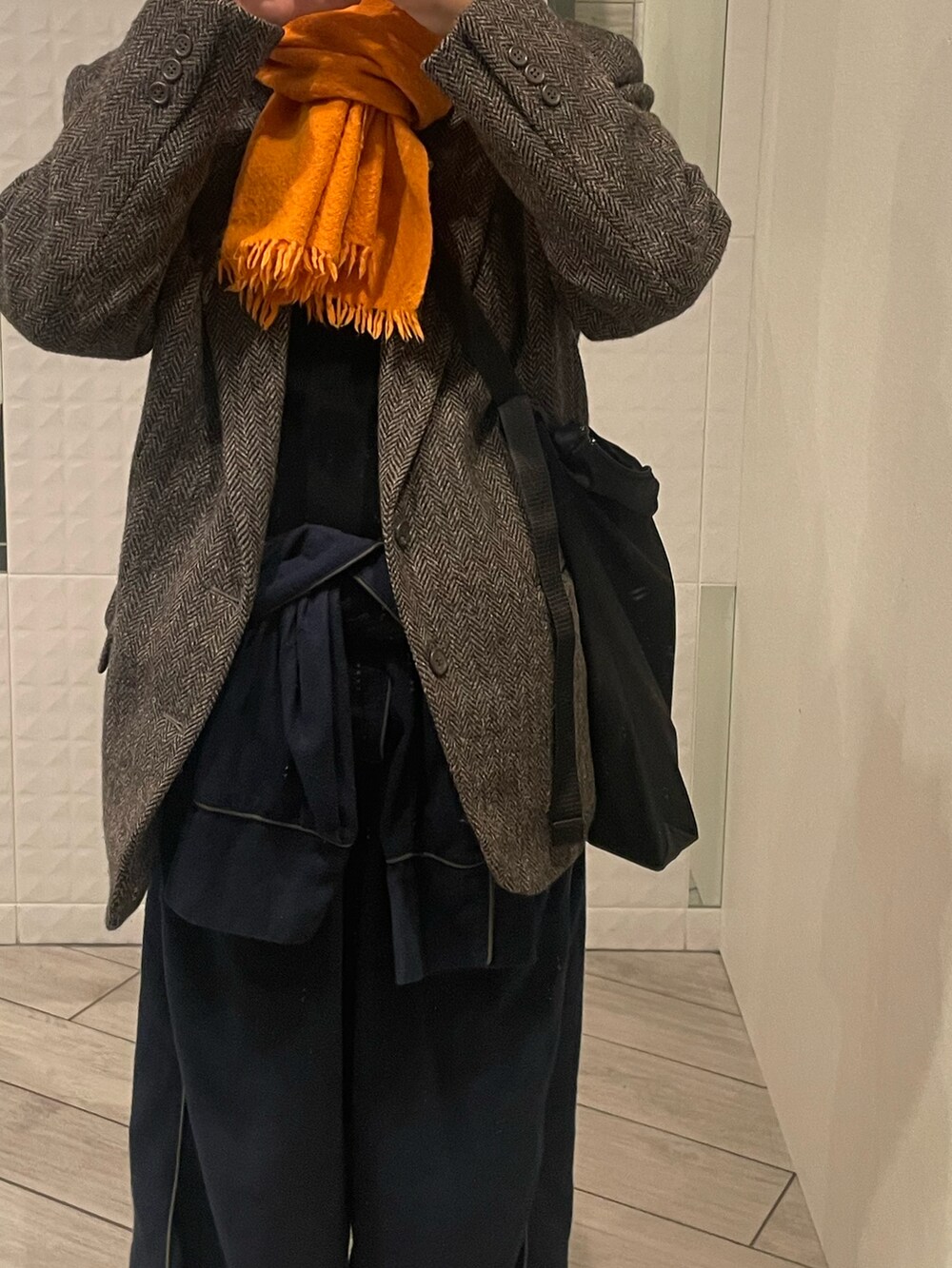 「古着MIX、古着コーデ、古着、カラーコーデ、冬を彩る色いろコーデ」｜「LOCALLYのアイテム（マフラー、オレンジ系）」を使った、sawaさん（レディース・160cm）の冬コーディネートの3枚目の写真