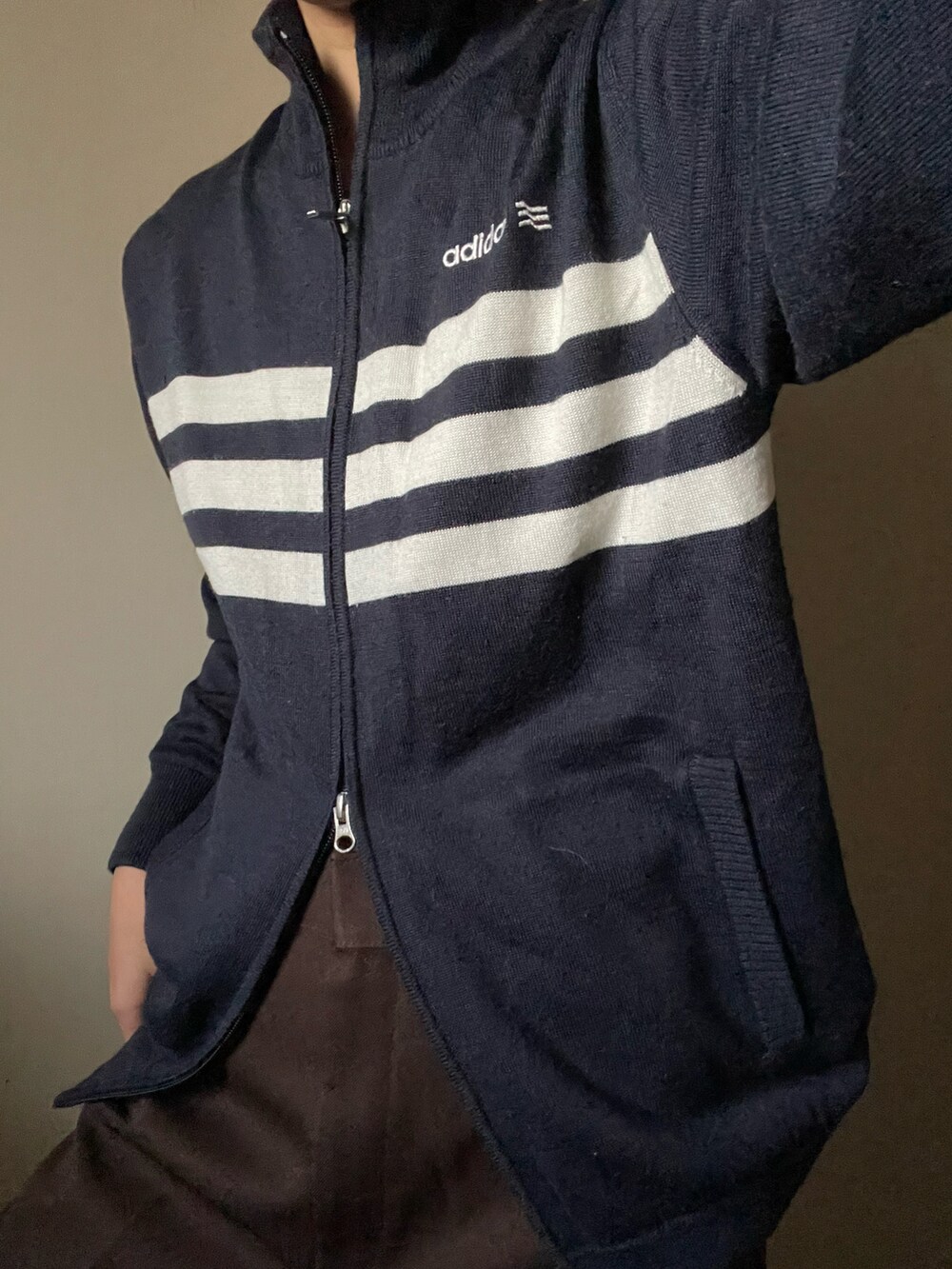 「古着、used、adidas、アディダス、アディダスジャージ」｜「adidasのアイテム（ニット/セーター、ブラック系）」を使った、sawaさん（レディース・160cm）の秋コーディネートの2枚目の写真
