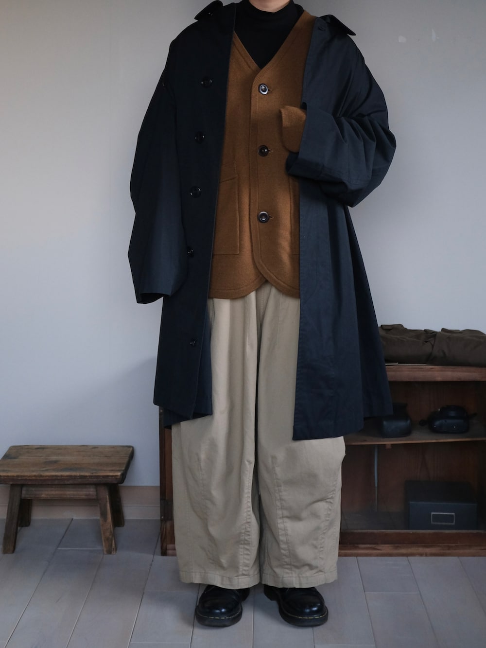 ブラウン系のカーディガン/ボレロ、ベージュ系のその他パンツ、ブラック系のチェスターコートを着用したレディースの冬コーディネートの4枚目の写真