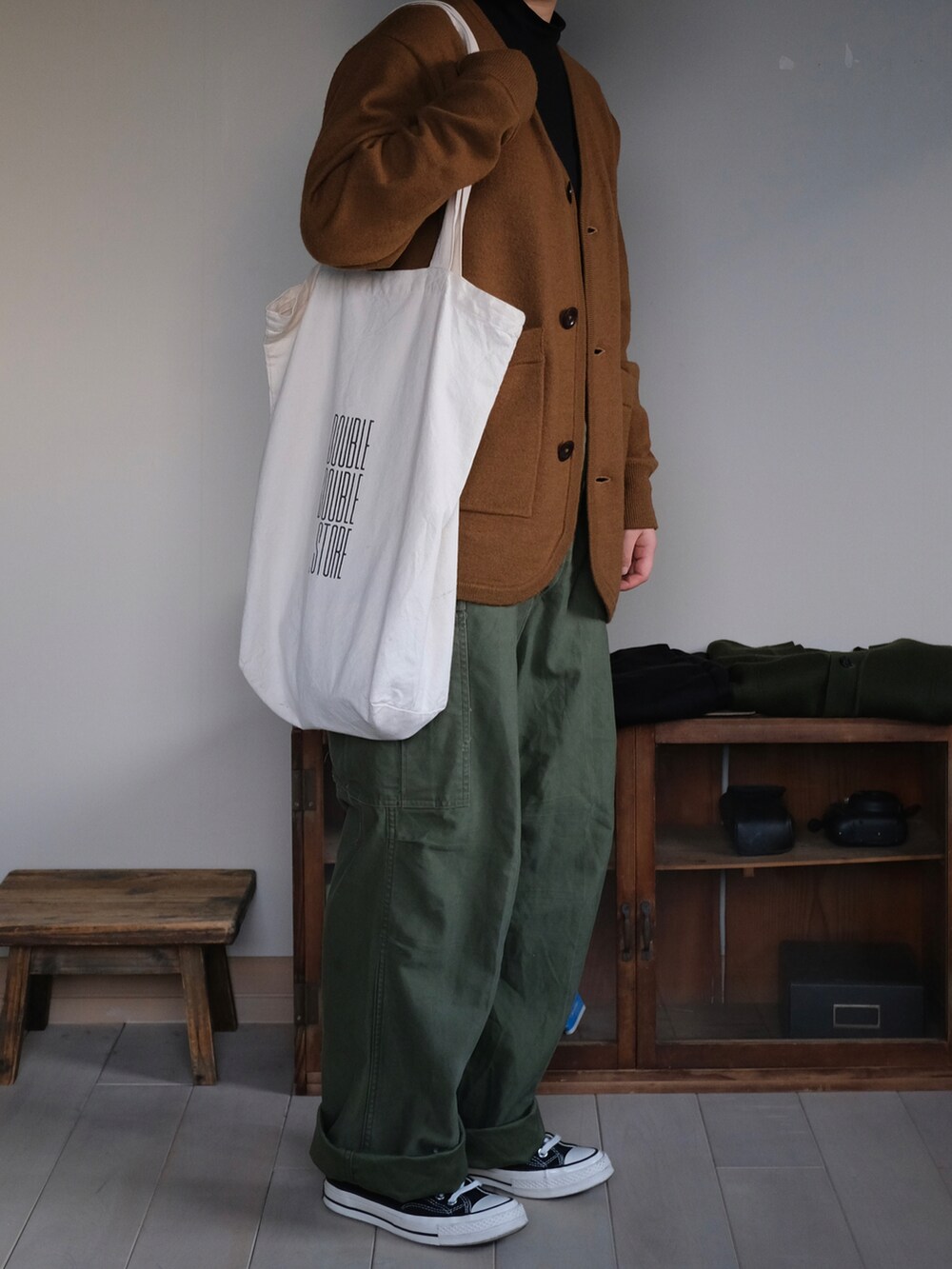 「オーバーサイズ、メンズライク、カジュアルコーデ、シンプルコーデ、着回しコーデ、古着、古着MIX、MHL.、カーディガン、USARMY、dead stock、M-51、軍パン、カーゴパンツ」｜「MHL.のアイテム（カーディガン/ボレロ、ブラウン系）」を使った、sawaさん（レディース・160cm）の冬コーディネートの5枚目の写真