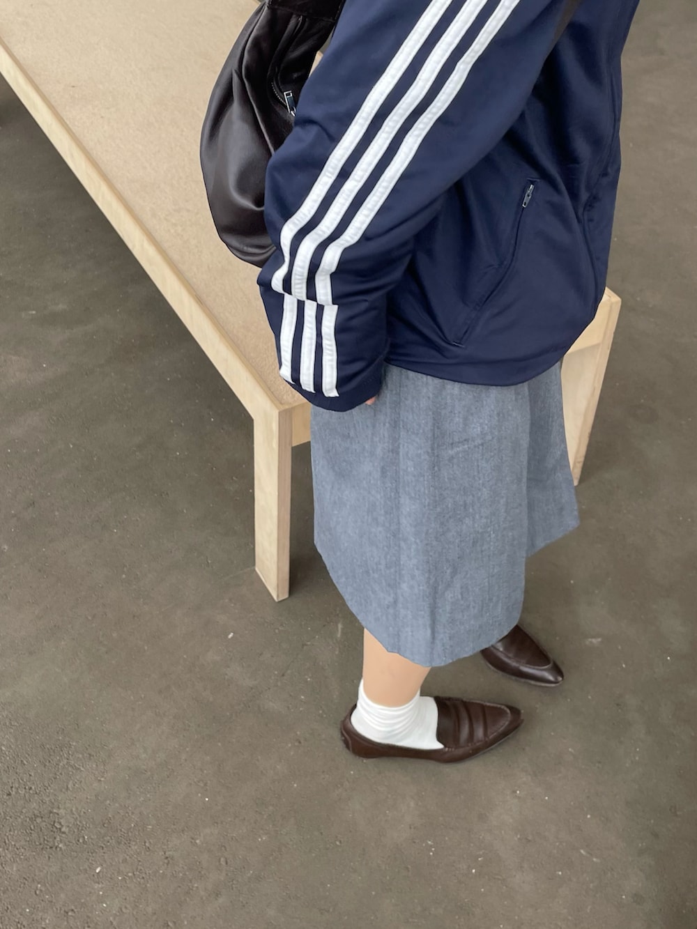 「adidas、アディダスジャージ、ジャージコーデ、スポーツミックス、スポーティ」｜「adidasのアイテム（ジャージ、ブラック系）」を使った、sawaさん（レディース・160cm）の春コーディネートの2枚目の写真